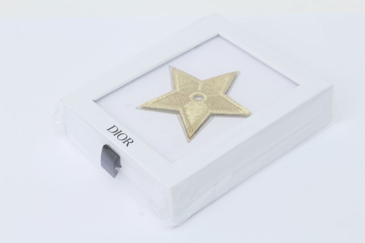 クリスチャンディオール ピンバッチ 未使用 非売品 スター 星 限定