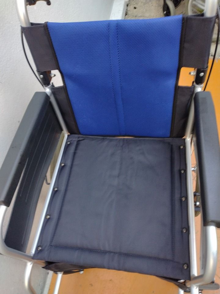 一部地域を除く 介助型車いす