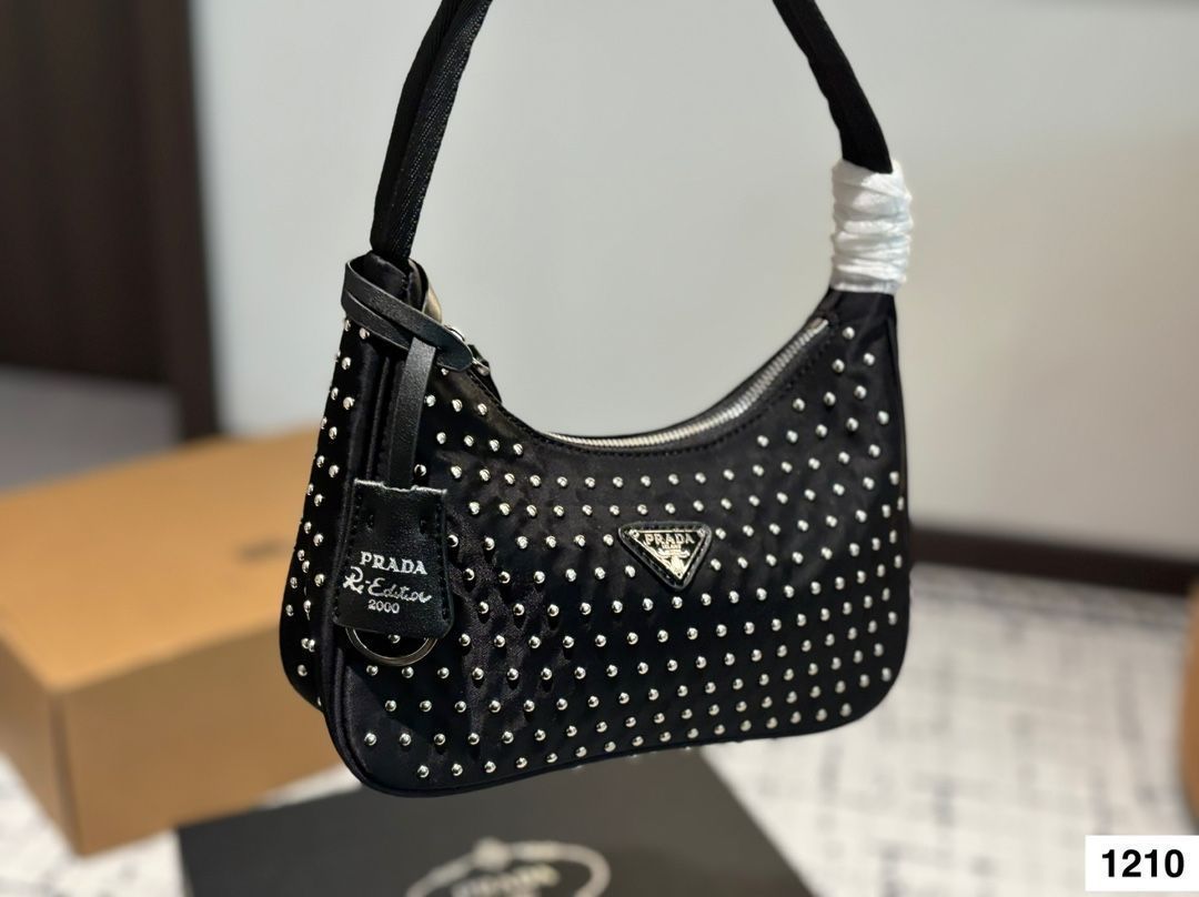 PRADA レザー アンダーアームバッグ ? 21×12cm [本日特価|新品未
