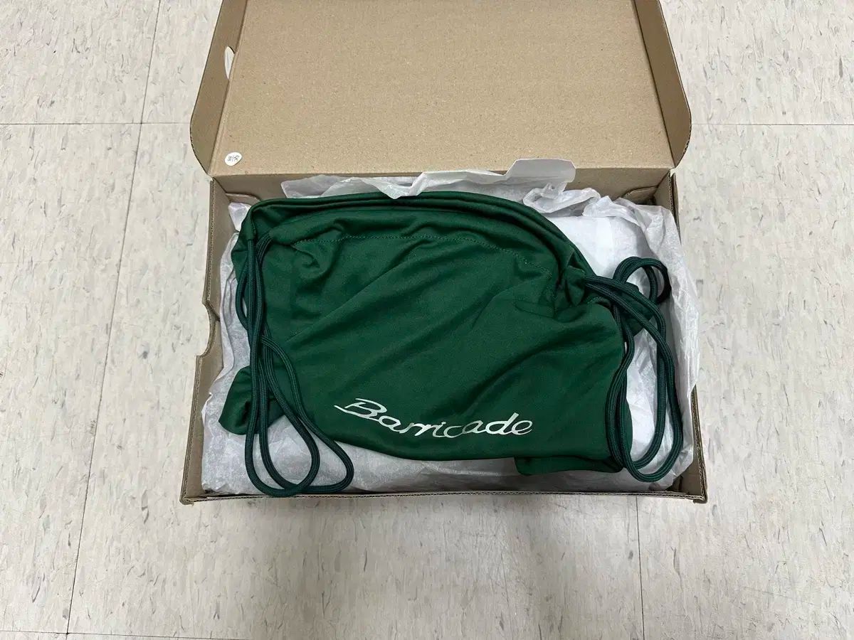 アディダス バリケード