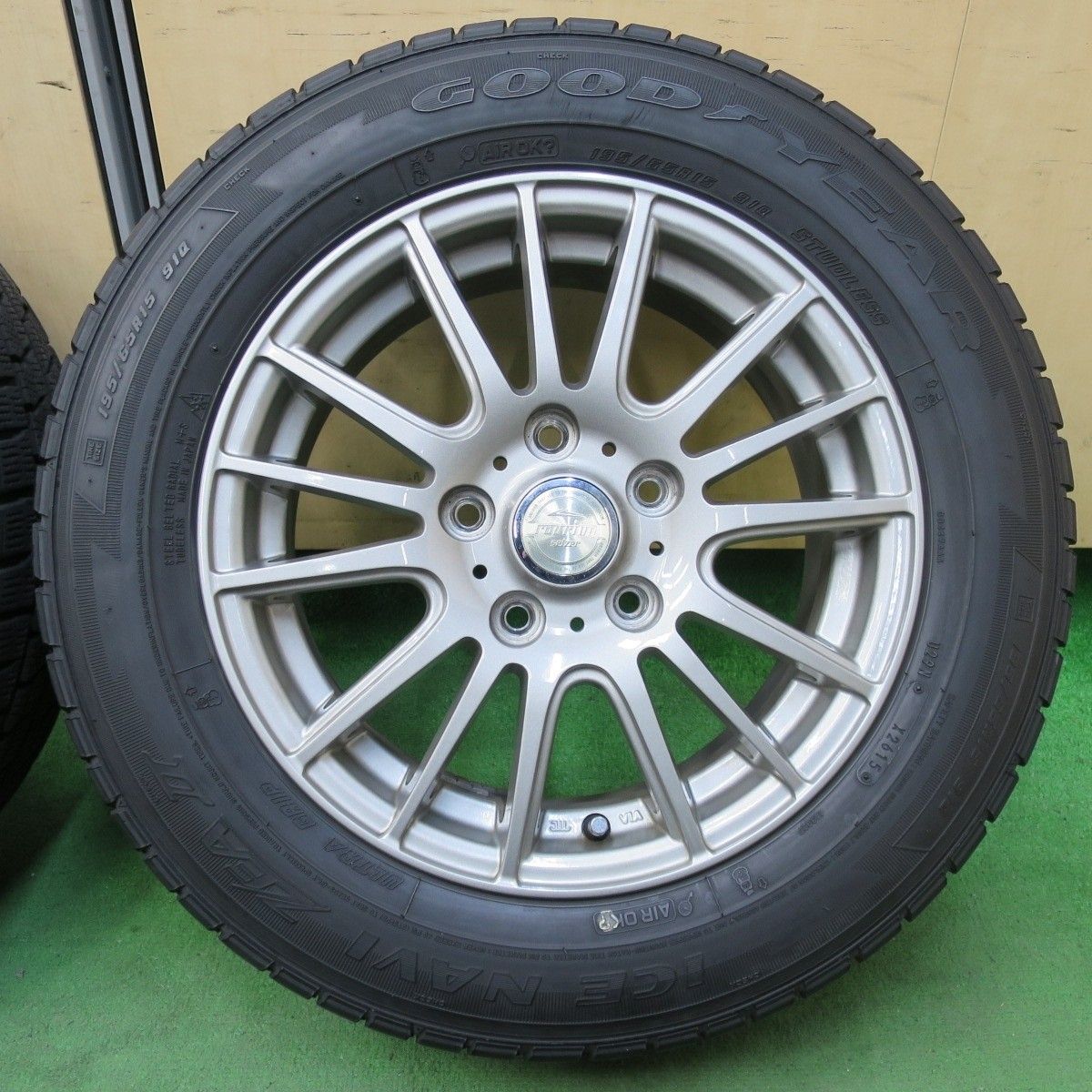 バリ溝！8.5分☆スタッドレス 195/65R15 グッドイヤー アイスナビ ZEA2 