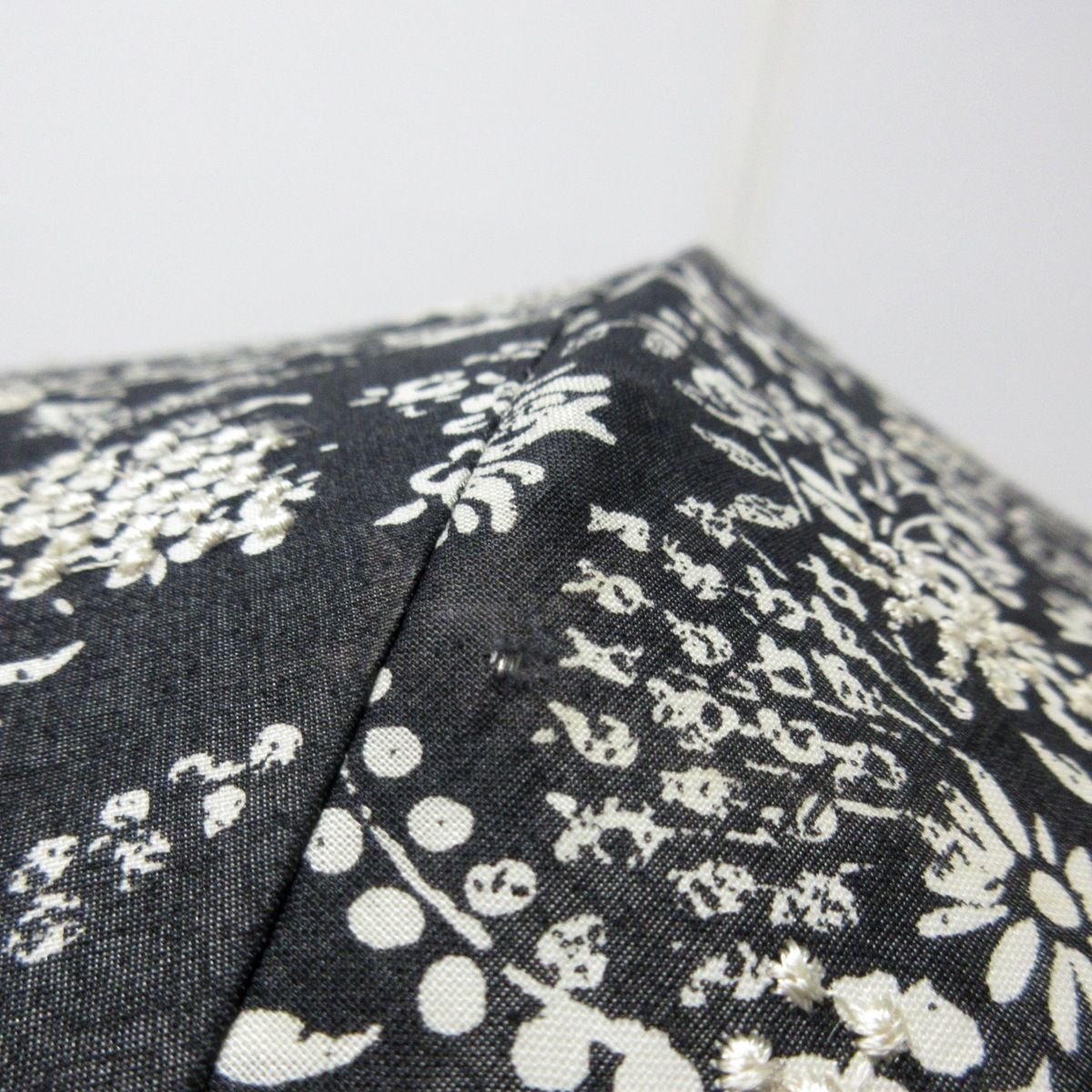 VivienneWestwood(ヴィヴィアンウエストウッド) 日傘 - 黒×白 折りたたみ日傘/花柄/刺繍 化学繊維