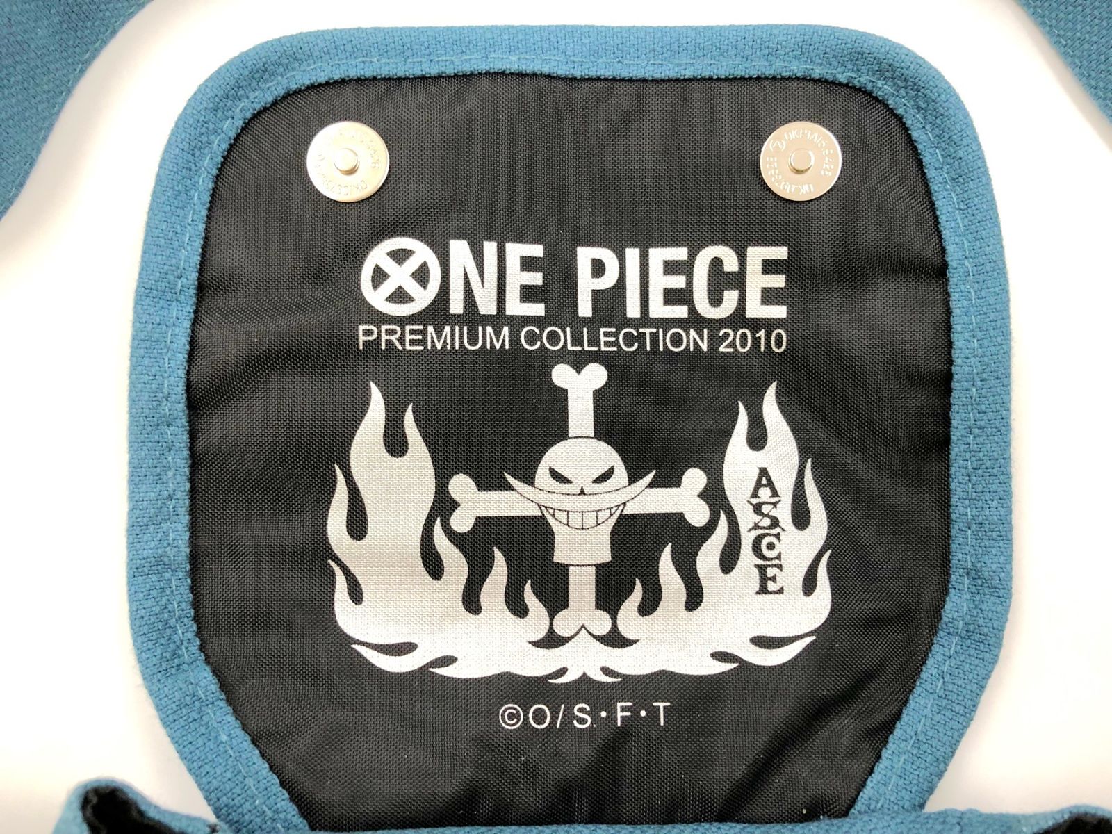 公式　新品・未使用　ワンピース　火拳のエース　ボディバッグ＋ビブルカード 火拳のエース ボディバッグ」イメージ。エースを真似て左足に