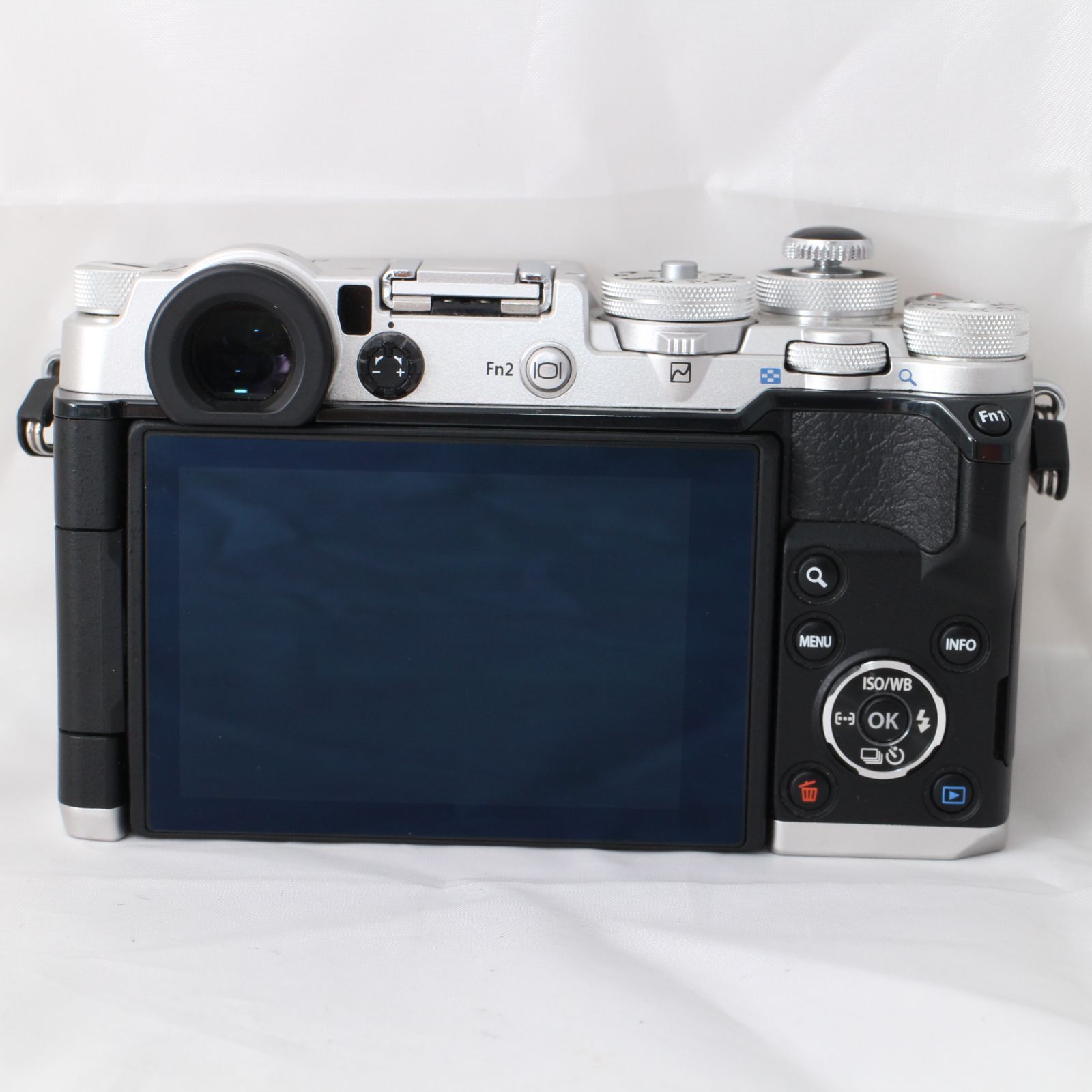 ☆新品級・ショット数2913☆ OLYMPUS PEN-F シルバー ミラーレス一眼