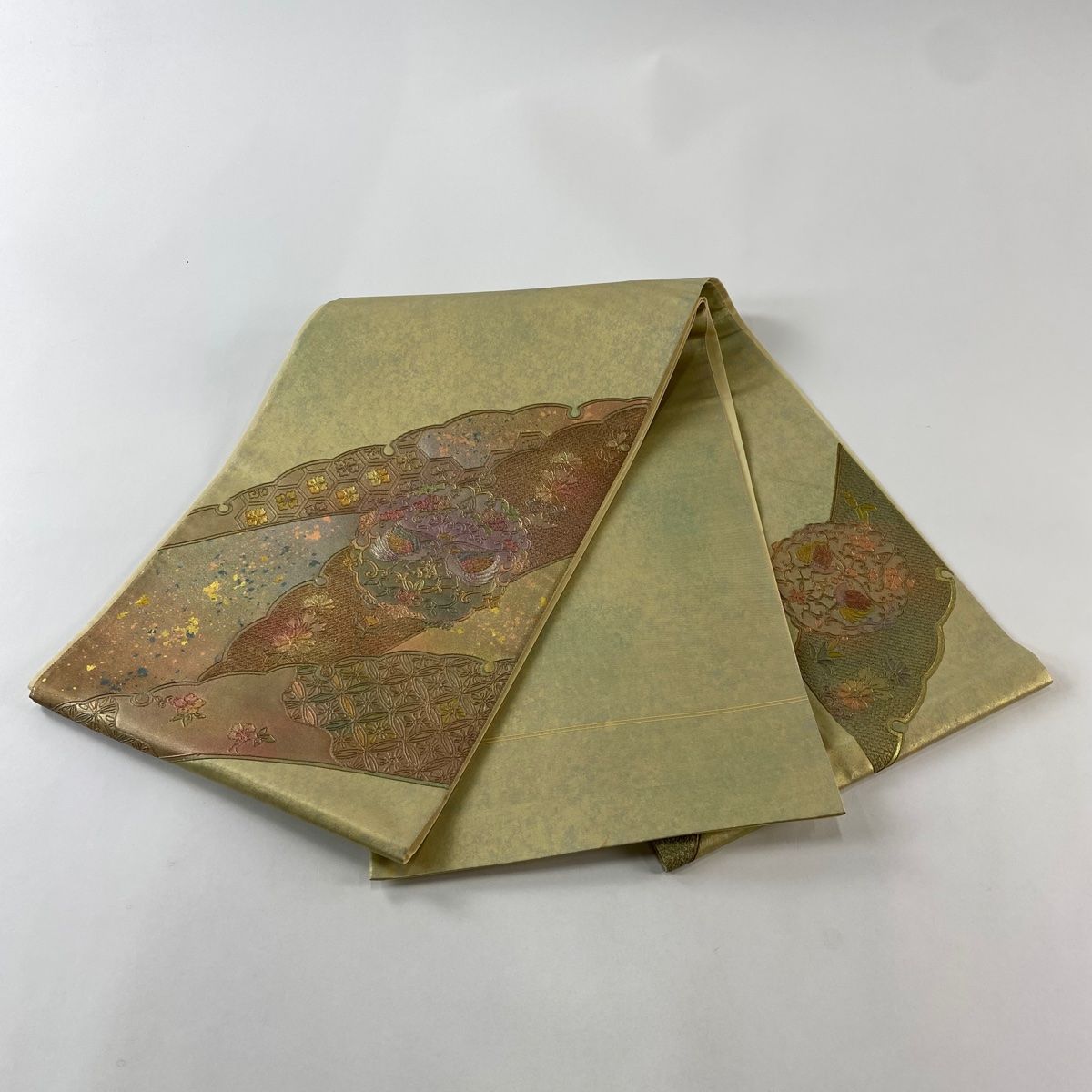 袋帯 秀品 向かい鳥 草花 金銀彩 汕頭刺繍 金色 お太鼓柄 正絹 【中古