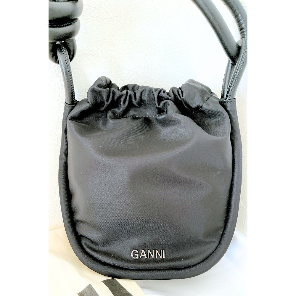 2-3日でお届け》新品【Ganni】「ノット スモール」ハンドバッグ - CREA