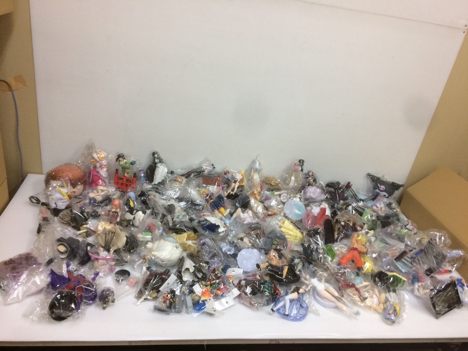 ▲コミック アニメフィギュア グッズ まとめ 超大量 リゼロ ドラゴンボール ワンピース ウルトラマン 他 ジャンク品 smamuse088678