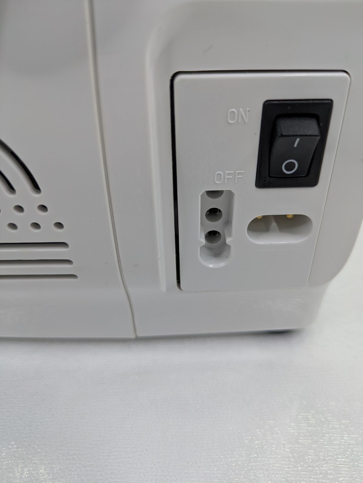 電子ミシン 自動針穴糸通し