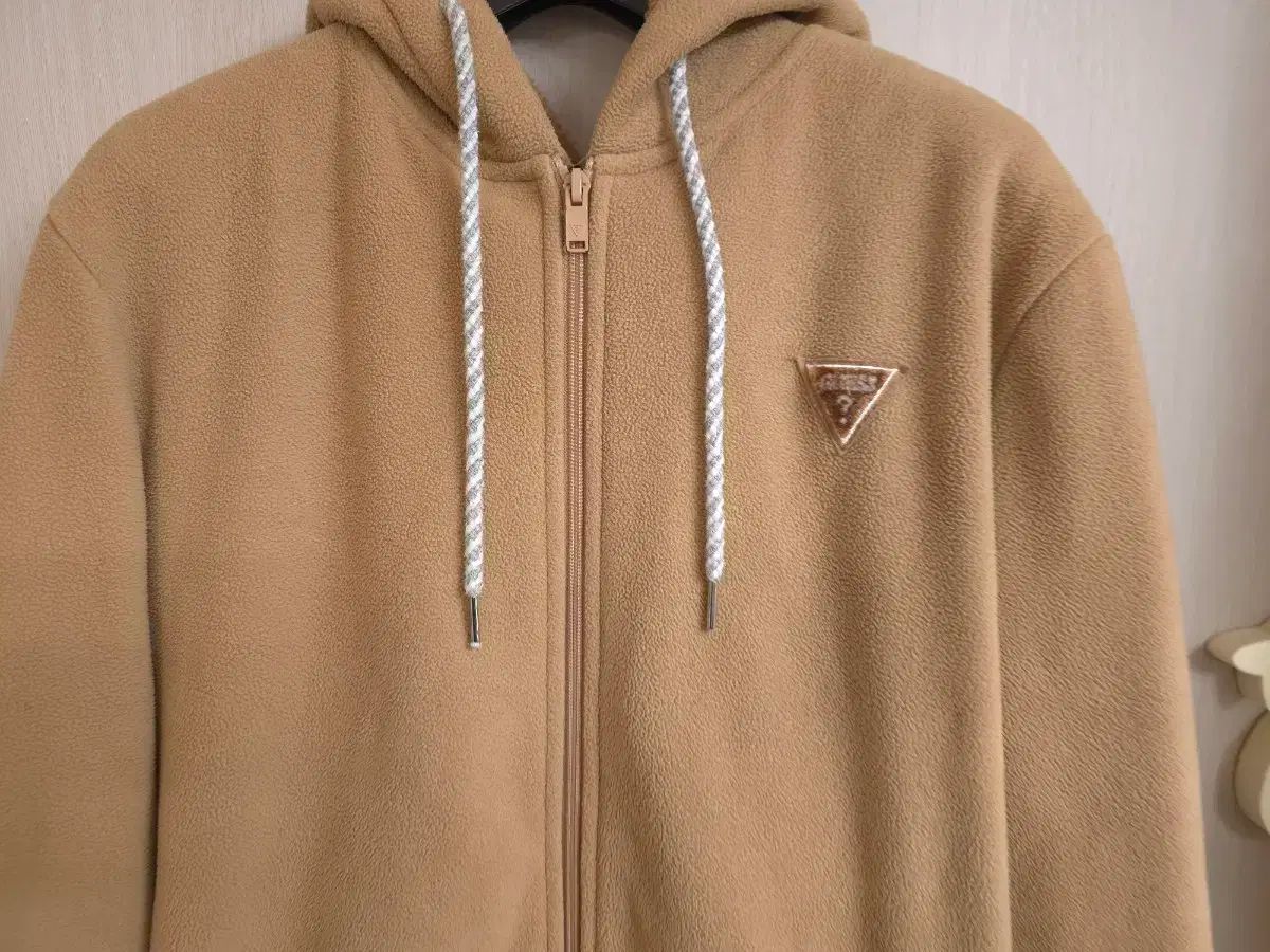 【雷市場（ポンジャン）商品韓国直送】 GUESS(ゲス) ライトブラウン 裏起毛 フリース フード付きジップアップ (サイズ) L 100 ）