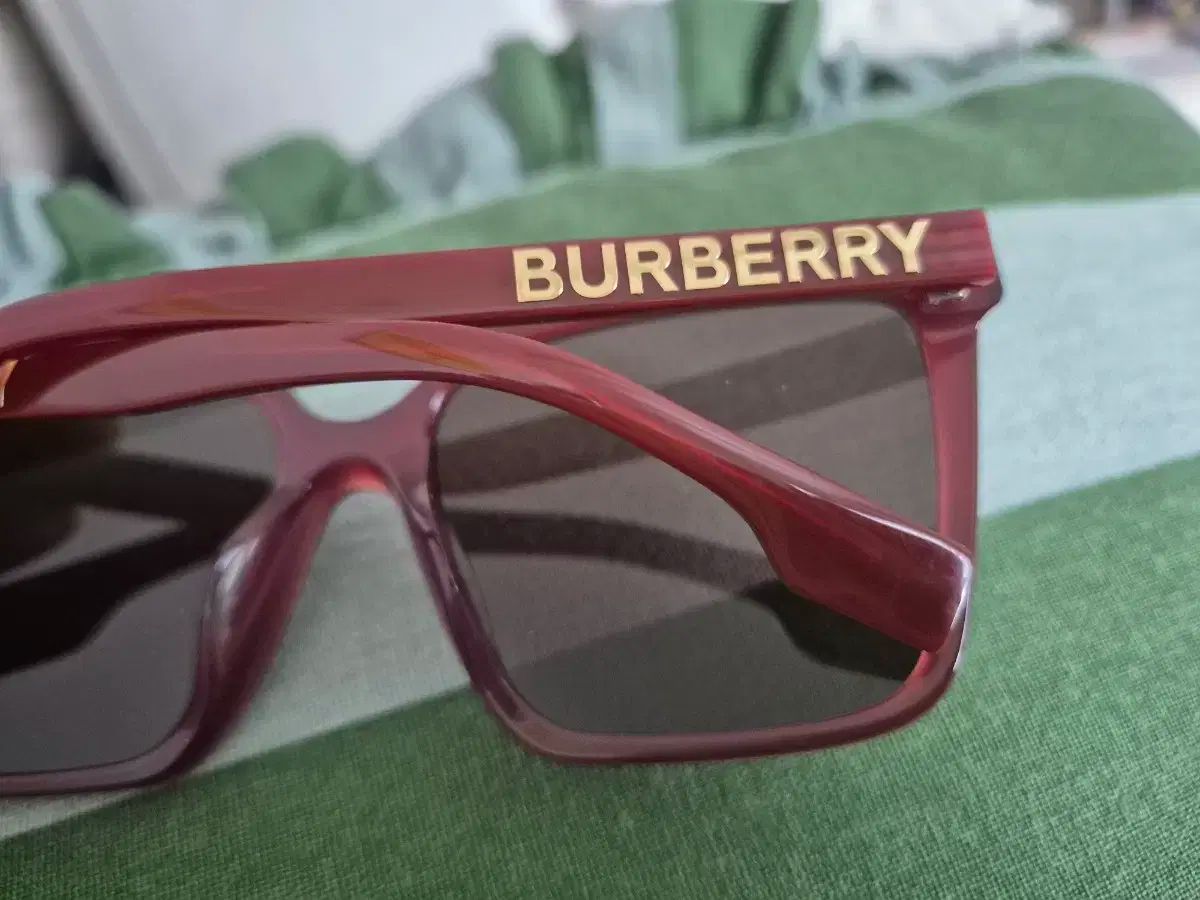 バーバリー ワイン色 サングラス スクエア フレーム