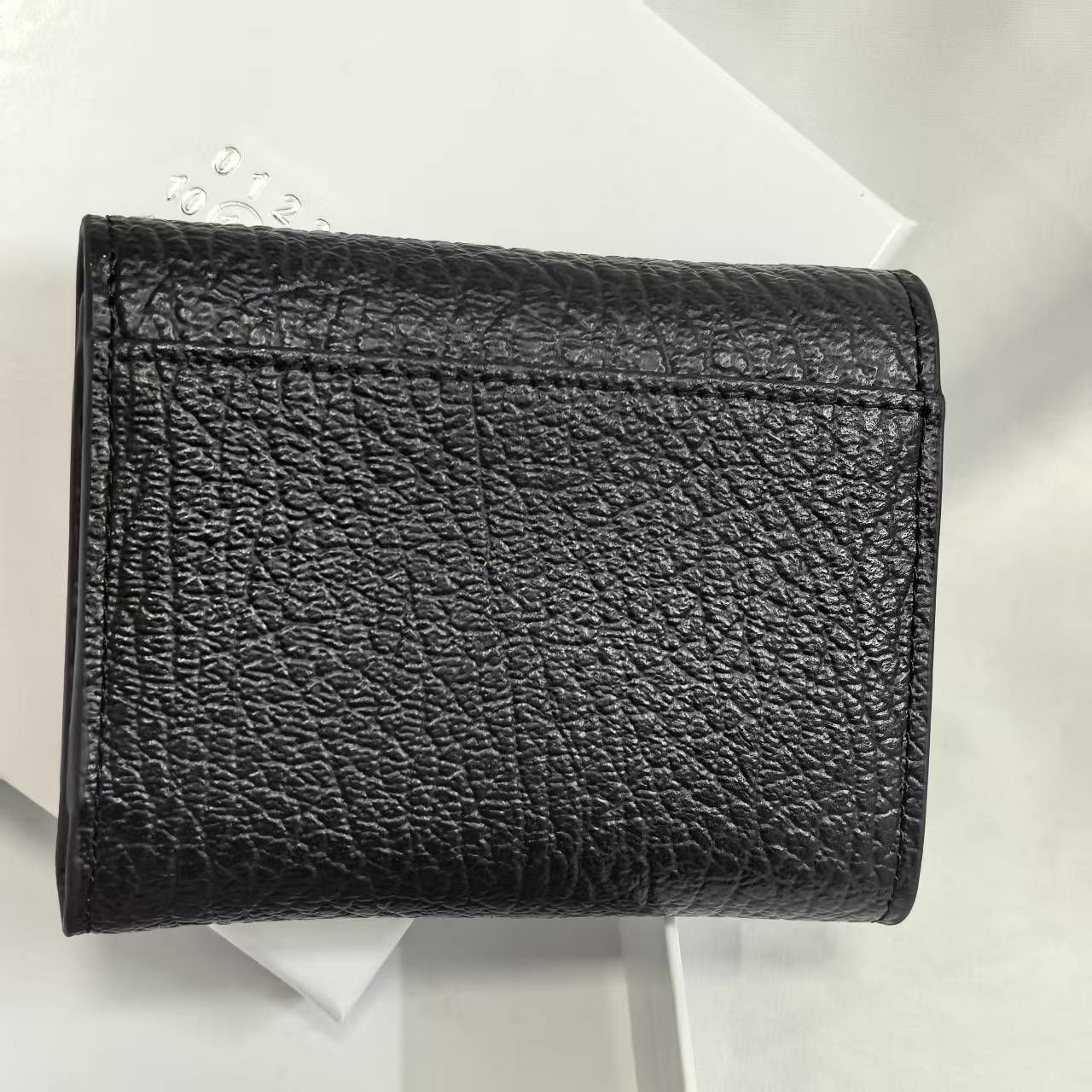 安価 ワタナベ 新品未使用 Maison Margiela メゾンマルジェラ 三つ折り財布 小物