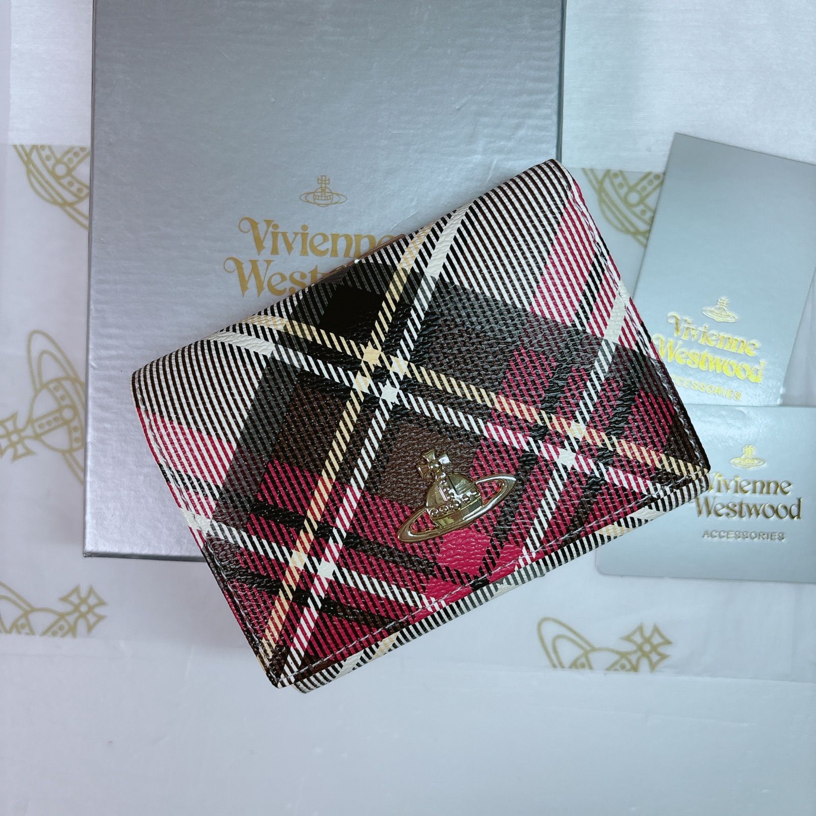 ショッパー付き♡新品】可愛い ヴィヴィアン・ウエストウッド三つ折り財布