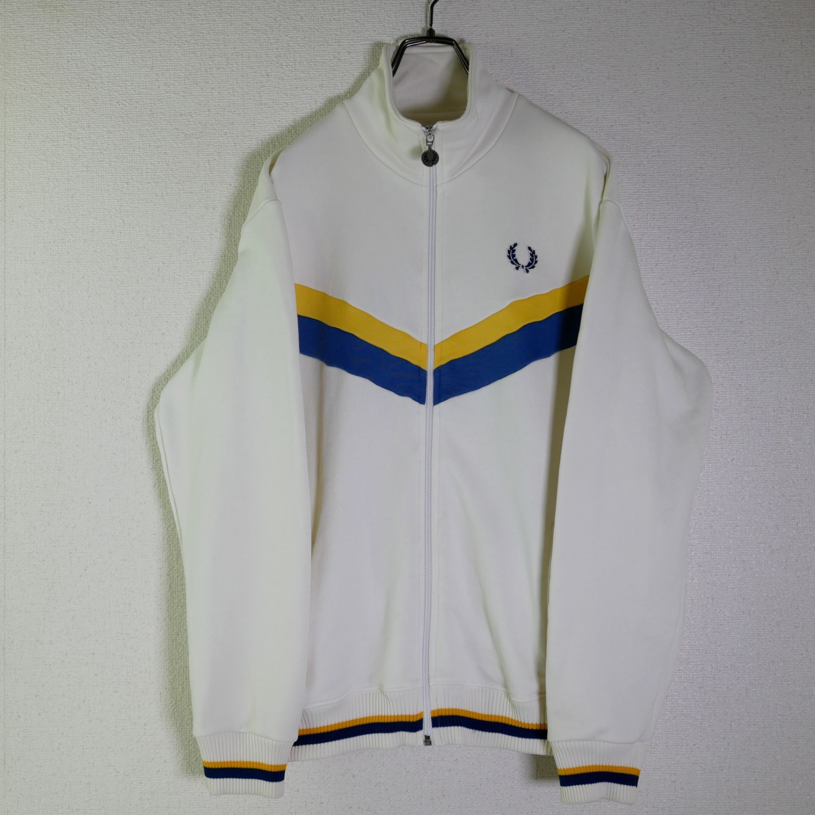FRED PERRY OFF-WHITEカラー King Gnu 新井和輝着用MODEL Track JKT