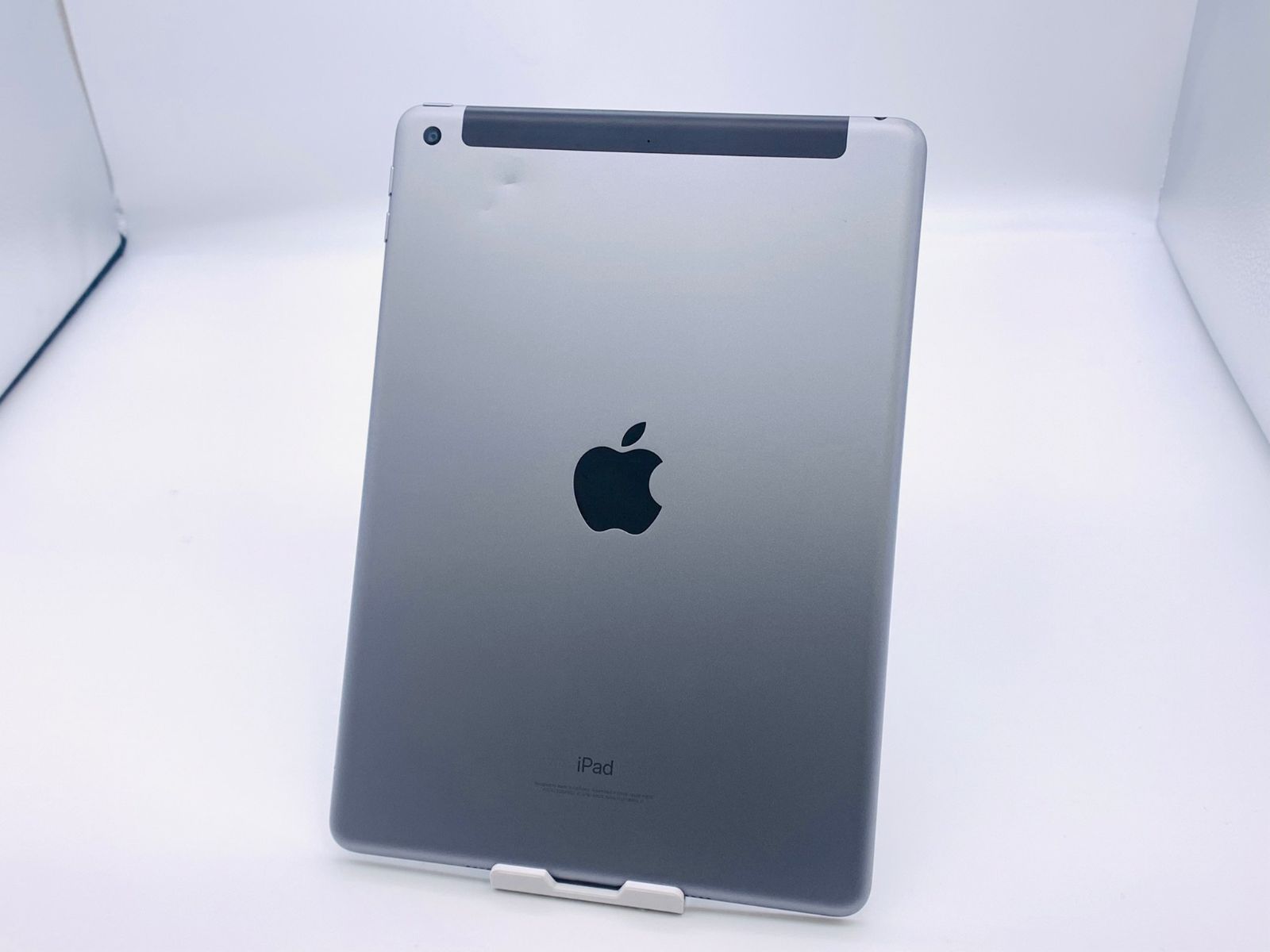 iPad 第5世代　スペースグレイ　32GB SIMフリー　A1823 Apple iPad (5th Generation) A1823 32 GB, Wi-Fi + 4G, 9.7 in