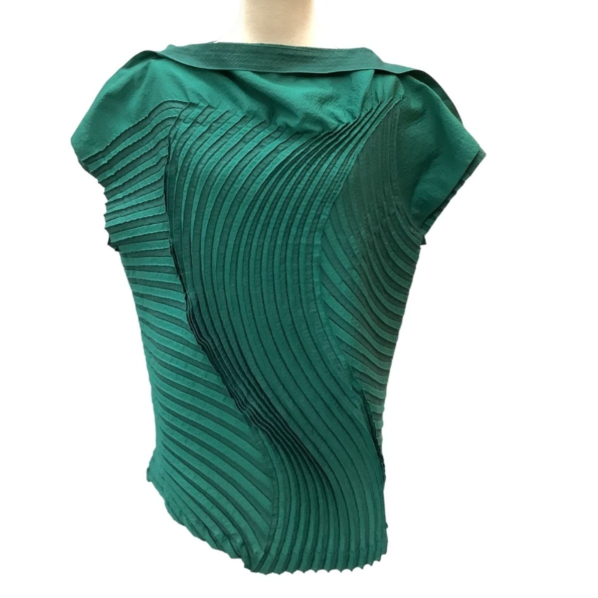 ♪♪ISSEY MIYAKE イッセイミヤケ 3Dスチームストレッチプリーツ ノースリーブ カットソー IM62FJ563 グリーン