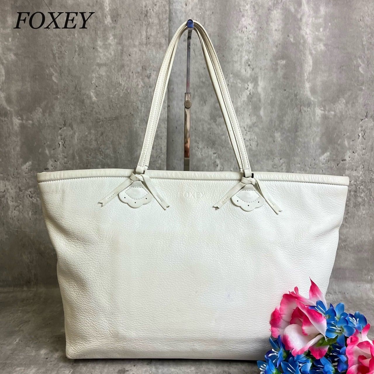 ✨良品✨ FOXY フォクシー トートバッグ ハンドバッグ ロゴ型押し A4収納 大容量 シルバー金具 肩掛け レディース ホワイト 白色