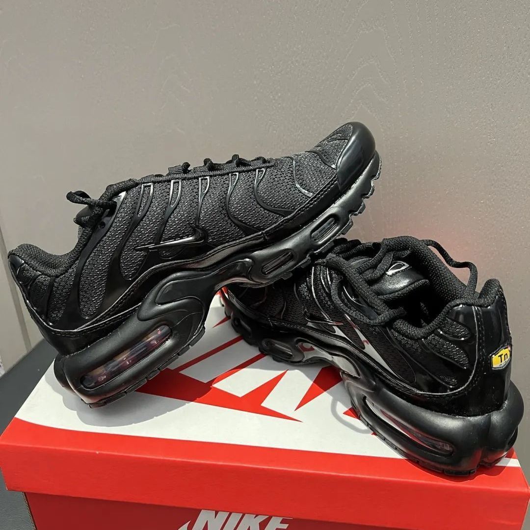 ナイキ NIKE AIR MAX PLUS トリプルブラック