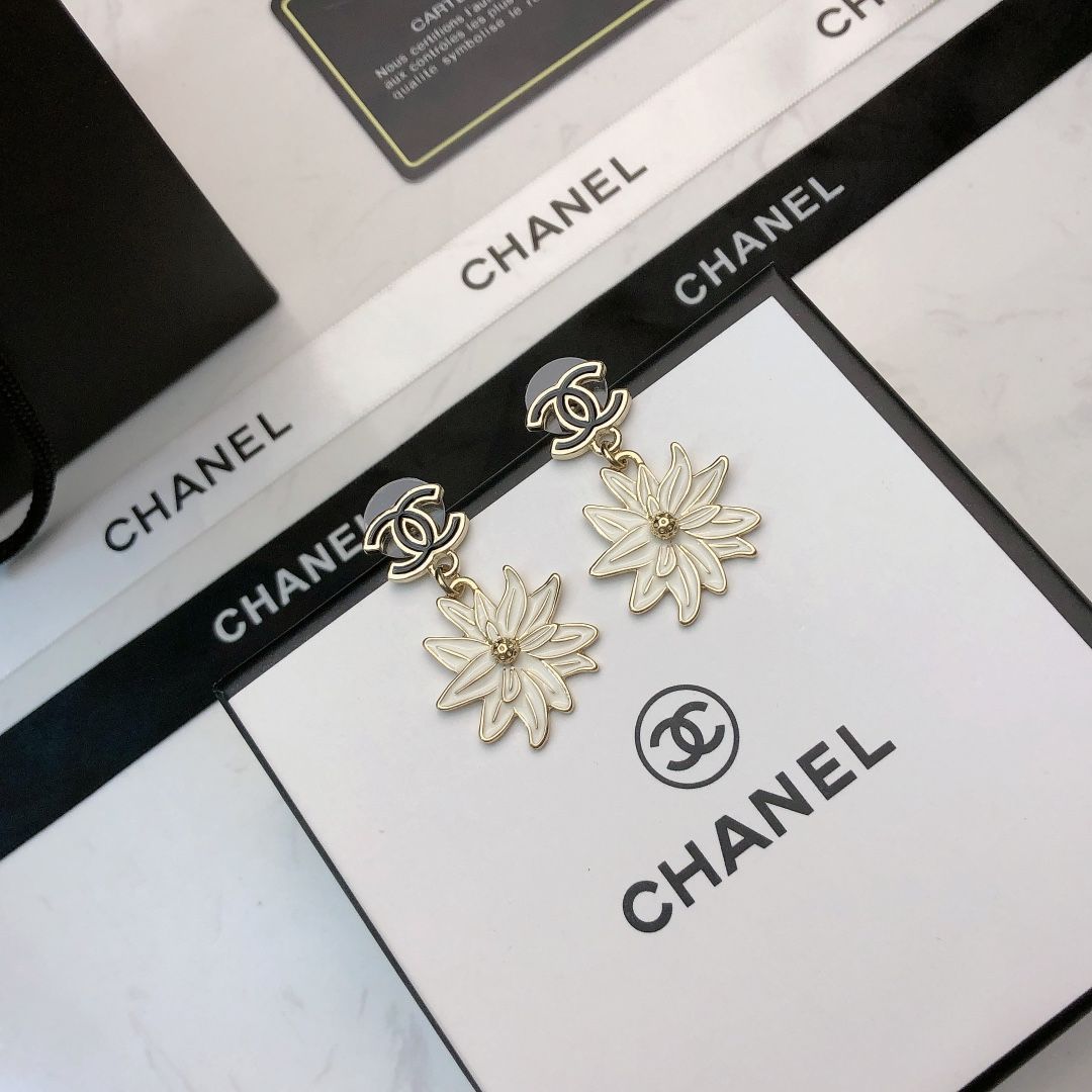 【新品未使用】シャネル（Chanel）フラワーデザイン ダングルピアス ダブルCCロゴ付き