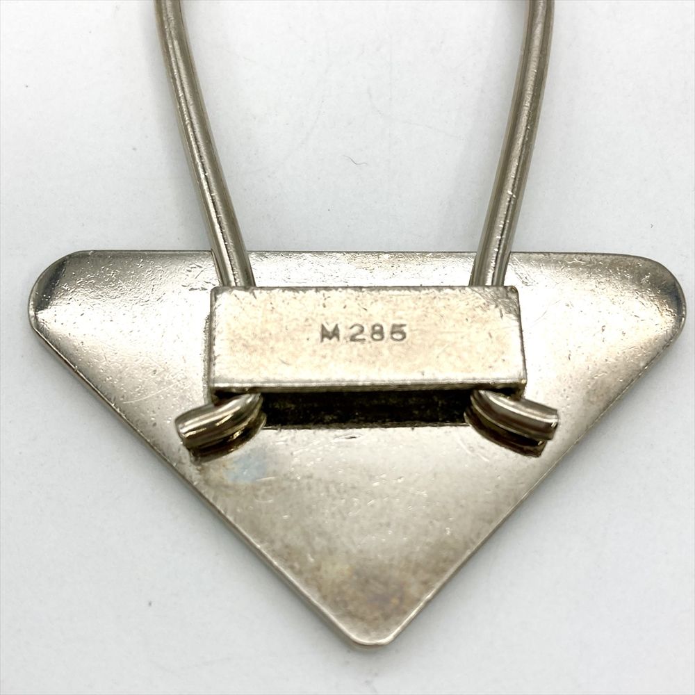 中古　PRADA キーホルダー ブラック メタル製 三角形 PRADA プラダ 三角プレートキーリング シルバー ブラック M285