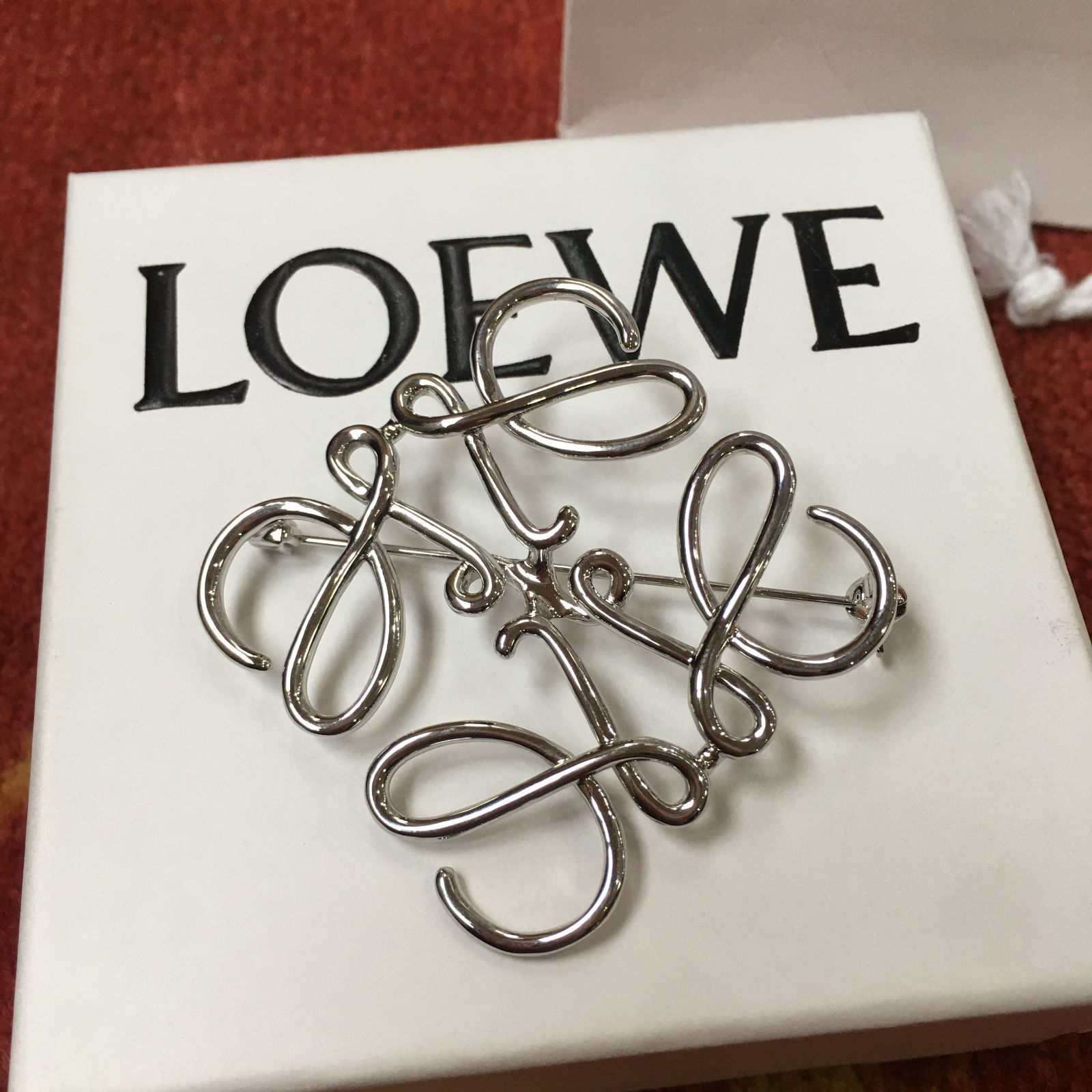 LOEWE ロエベ アナグラムブローチ パラジウム 未使用品 - ブローチ ...