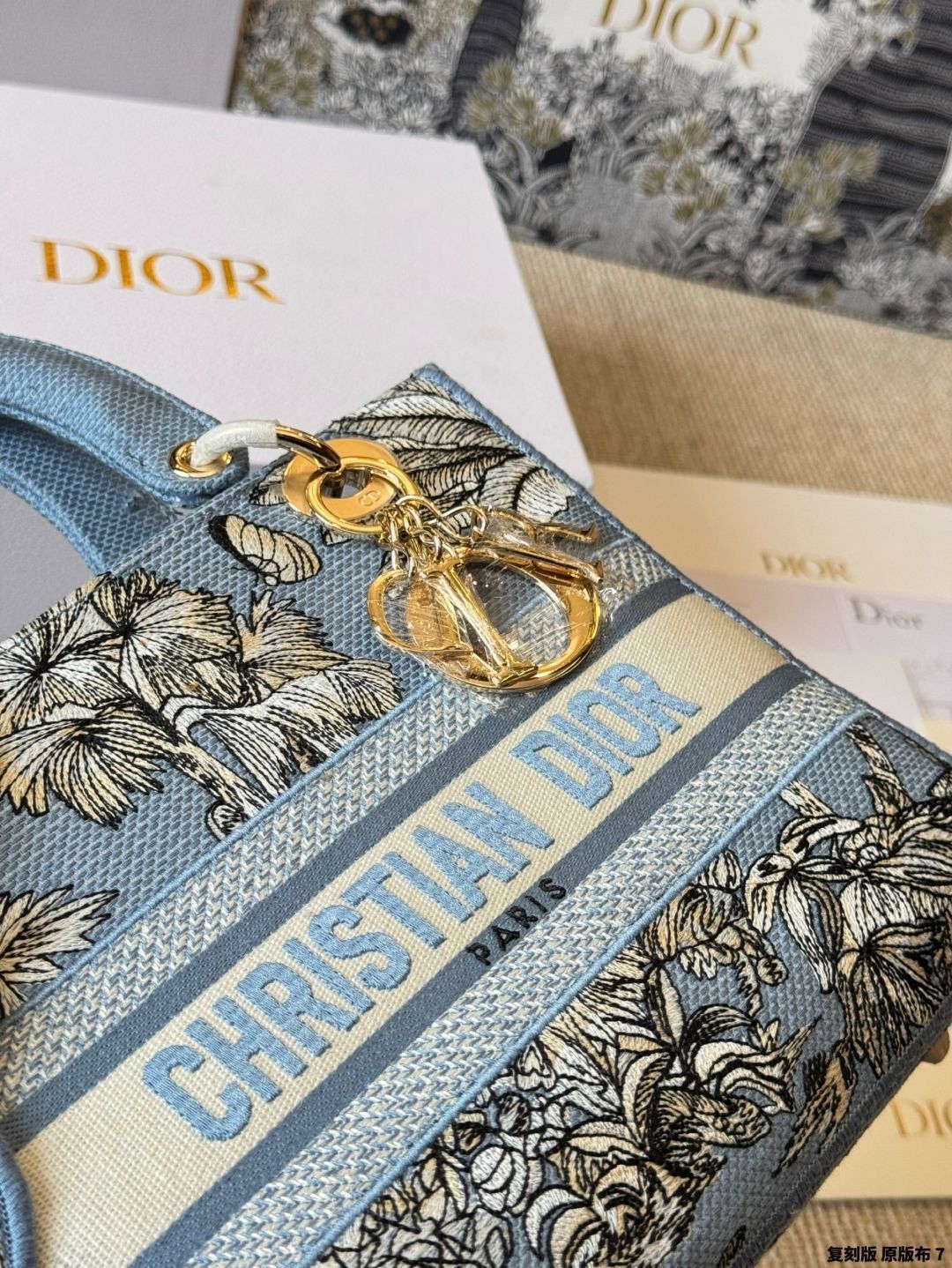 今日特価】Dior Lady D-Lite 刺繍バッグ スターズ同款 24cm 斜め