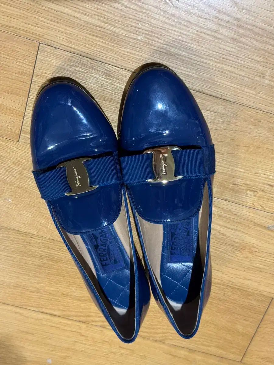 フェラガモ ローファー