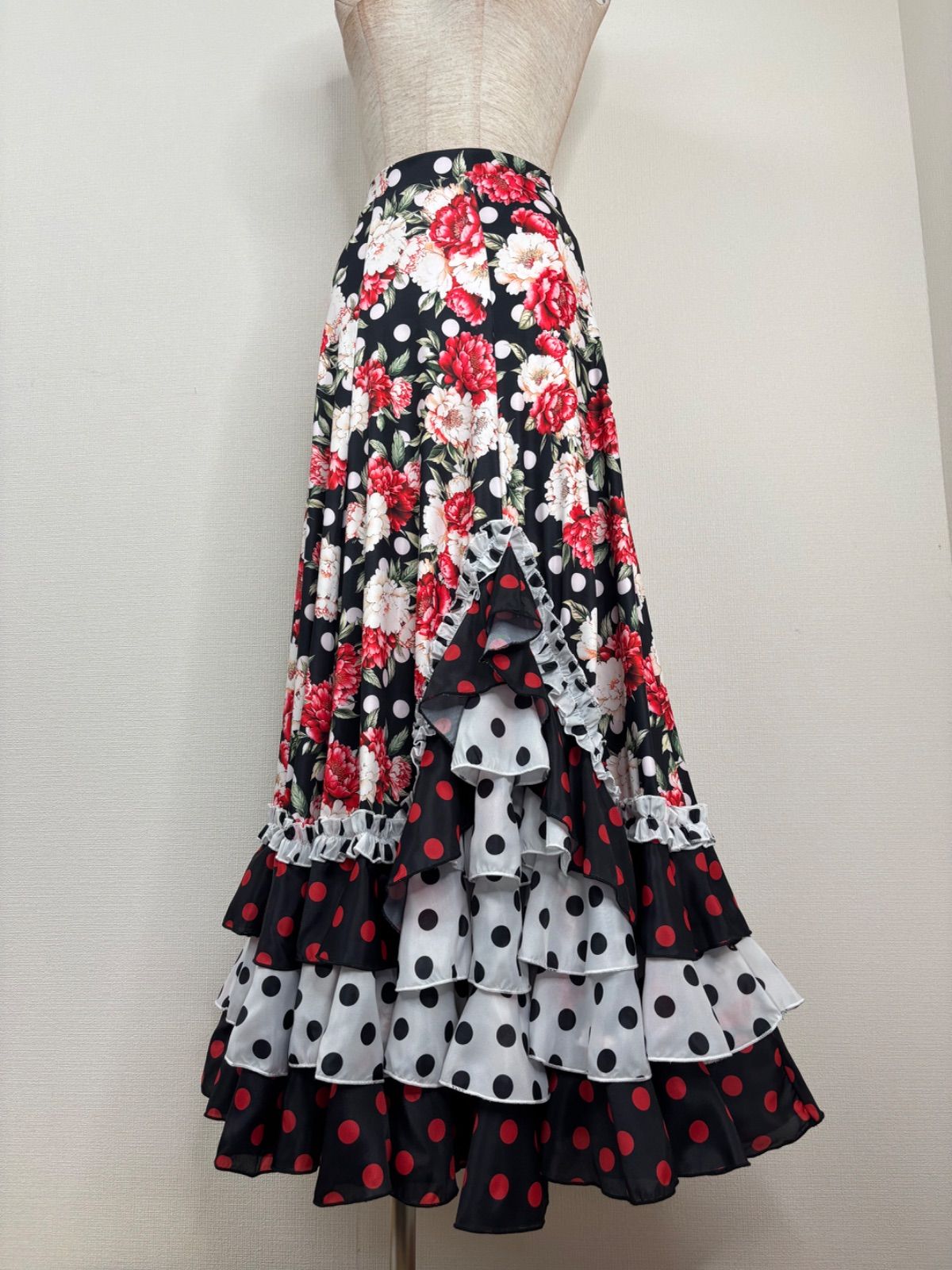 ブラック×レッド クリームホワイト系