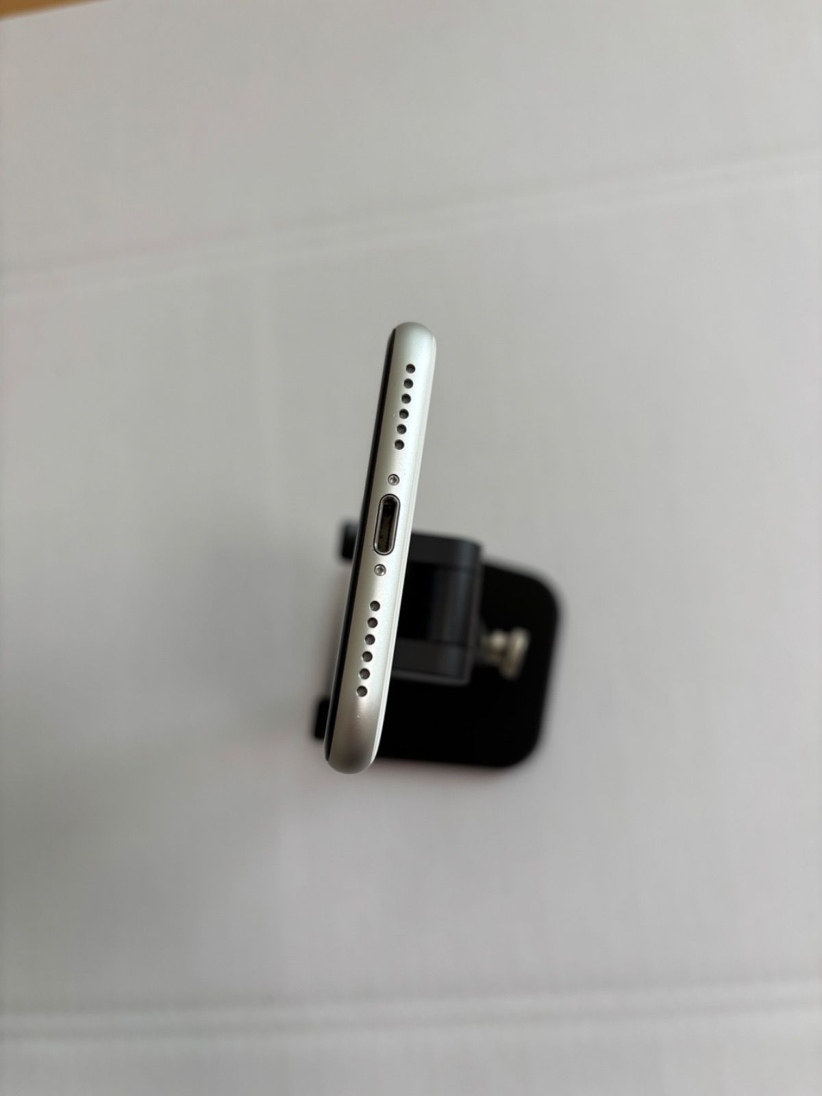 バッテリー86% 美品 完動品 iPhone SE 第二世代 64GB SIMフリー