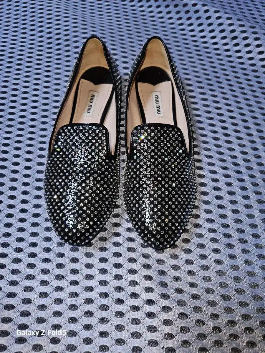 miumiuローファー miumiu(ミュウミュウ) ブラッシュドレザー コイン