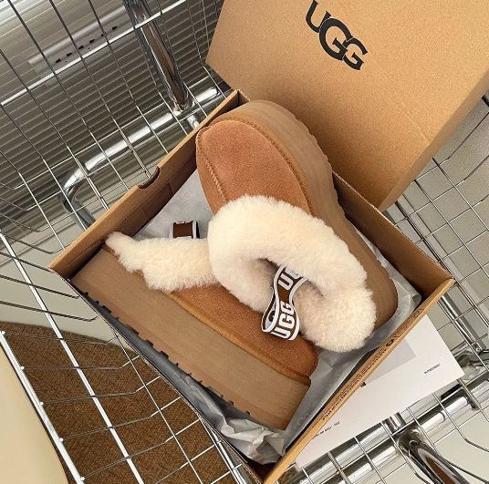 未使用 UGG アグ サンダル レディース ファンケット 厚底 - メルカリ