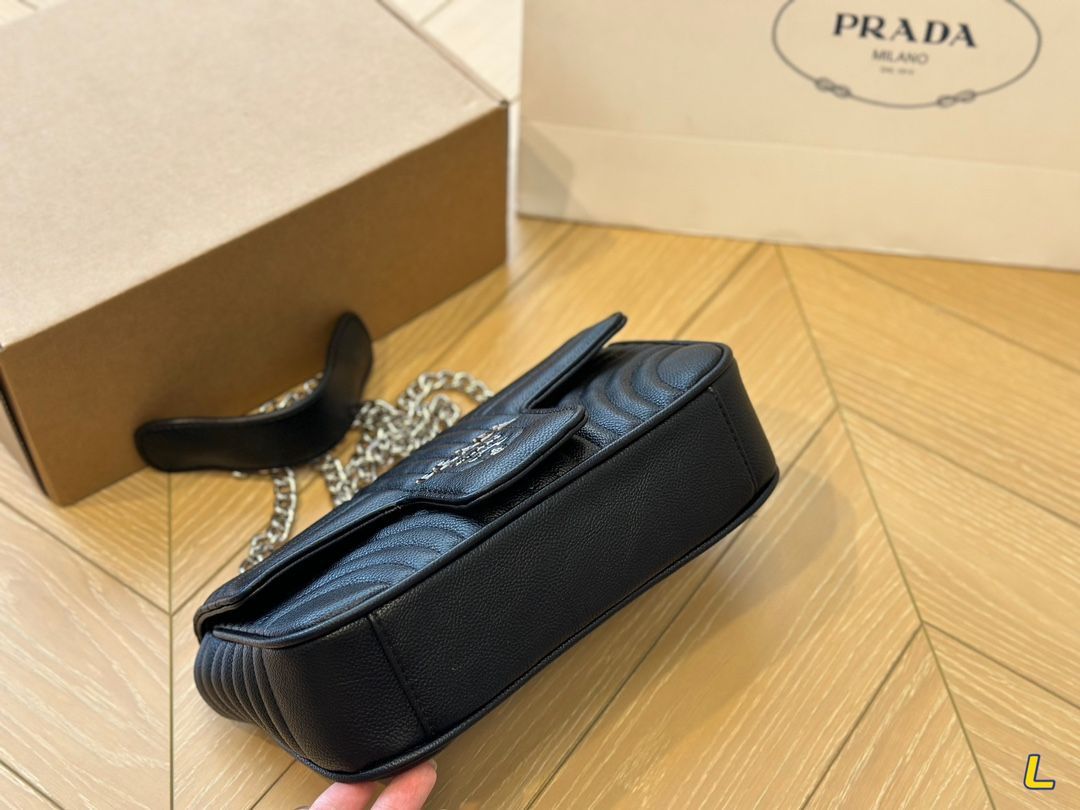 PRADA プラダ ショルダーバッグ  ショルダーバッグ >