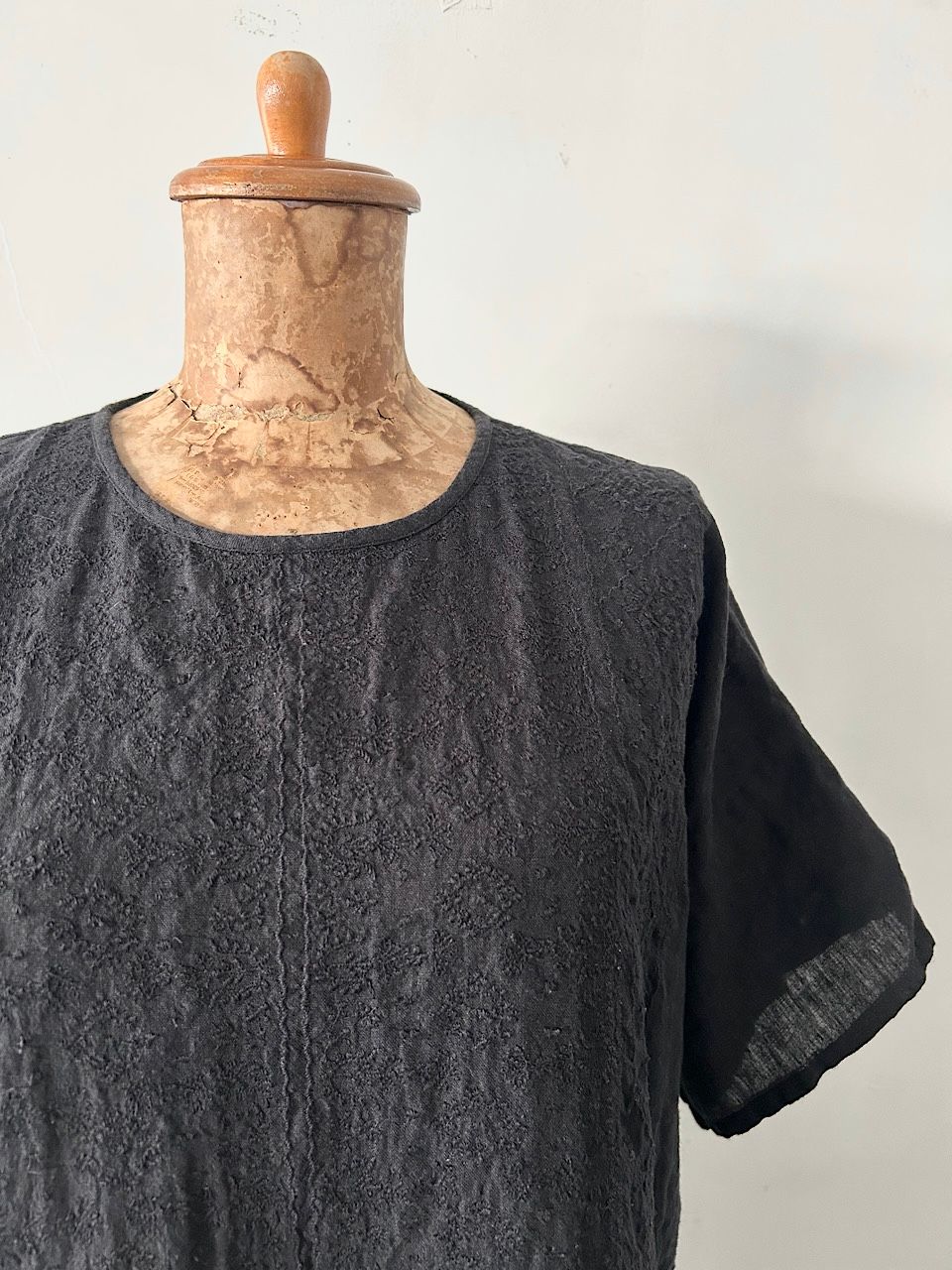 maison de soil　メゾンドソイル　リネンブラウス　刺繍　黒 maison de soil メゾンドソイル *リネン刺しゅう背開きブラウス