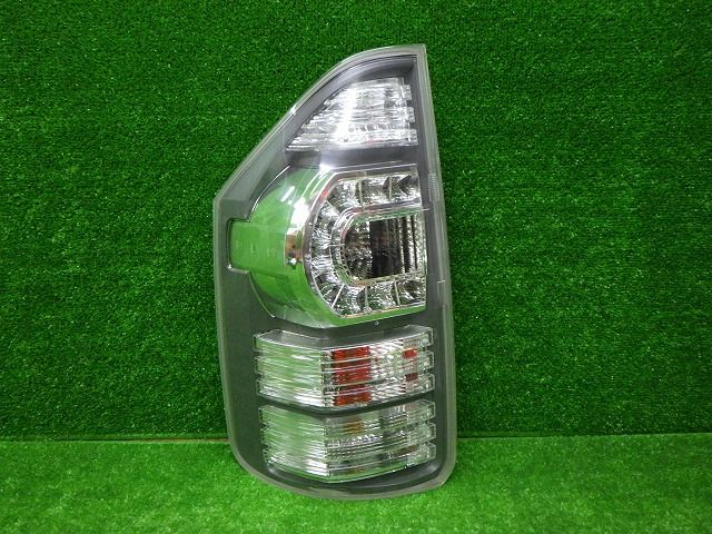 トヨタ ZRR70/75 ヴォクシー 後期 左テールレンズ 28-220 81561-28562