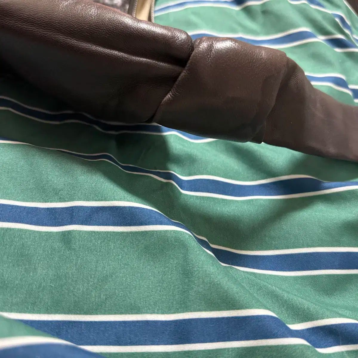 ダークブラウン