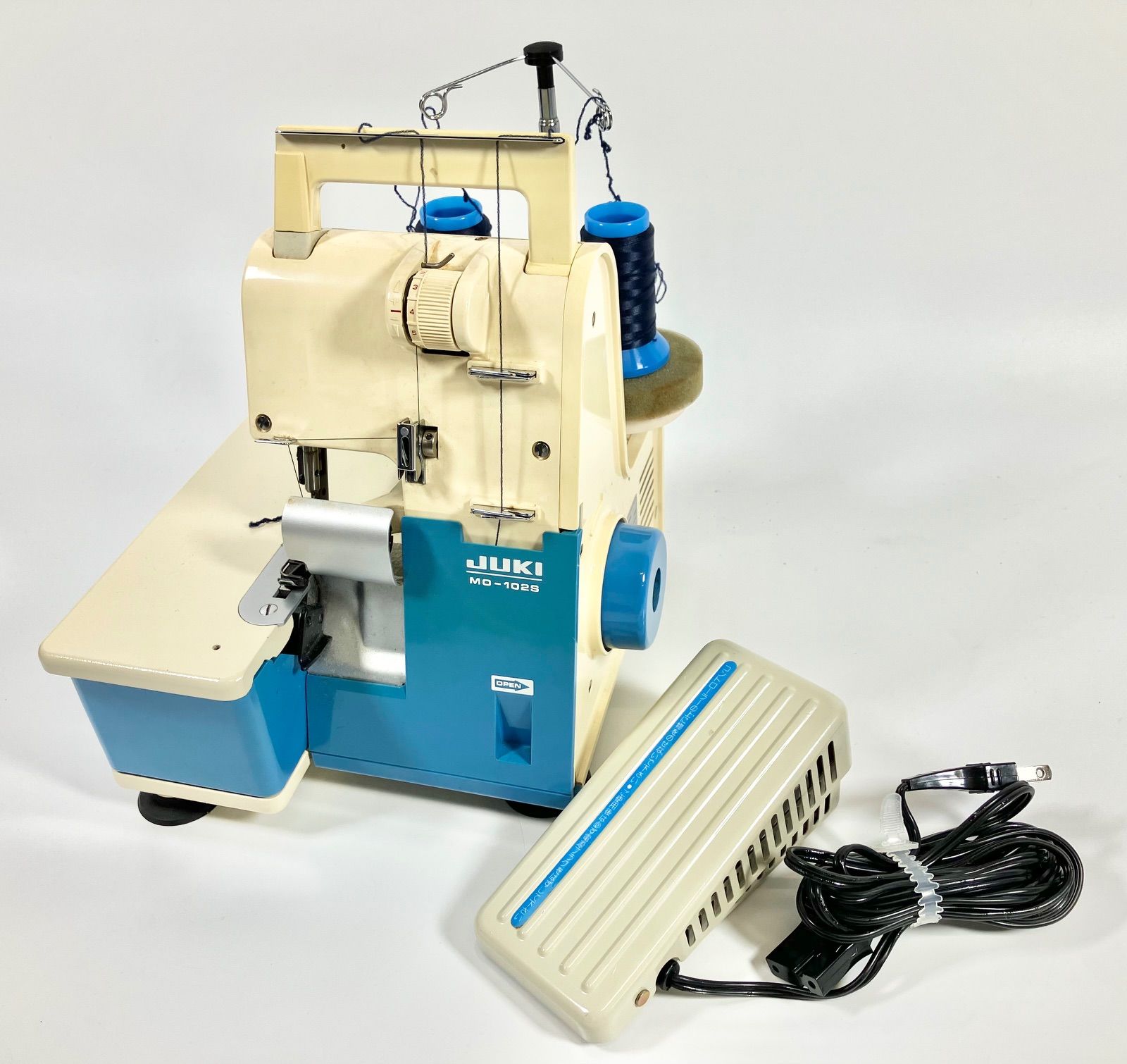 C-11 通電可 JUKI ジューキ MO102S ロックミシン ミシン 家電 小型 2本糸 ミシン用カバー付 説明書付 付け替え針付