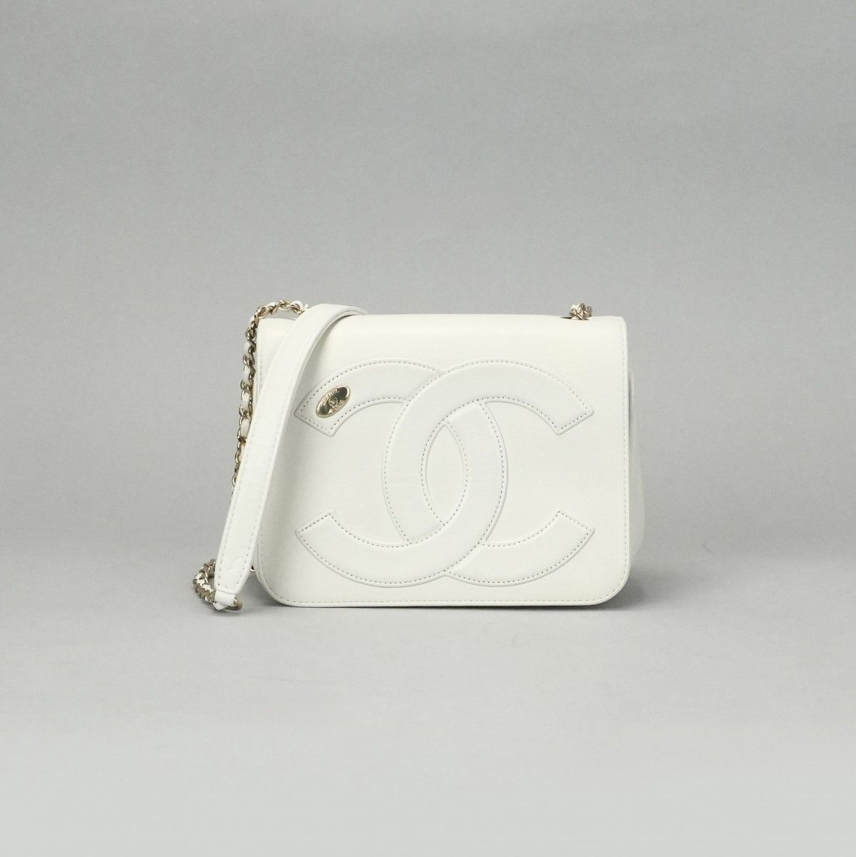 シャネル CHANEL バッグ ショルダーバッグ カーフスキン ホワイト 白 ゴールド金具 ココマーク チェーンショルダーバッグ フルフラップ