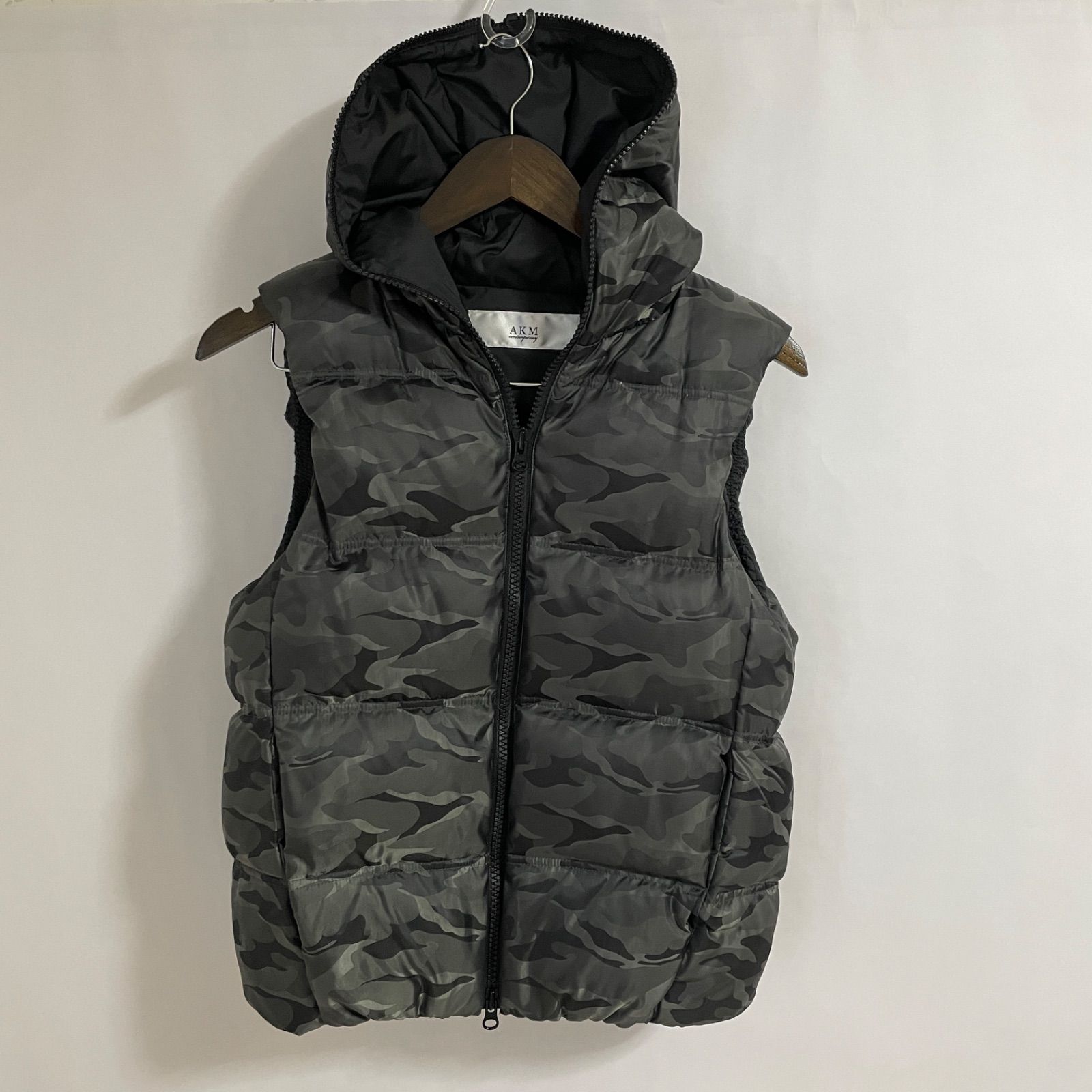 美品】AKM エイケイケム メンズ ダウンベスト S グレー 迷彩柄 