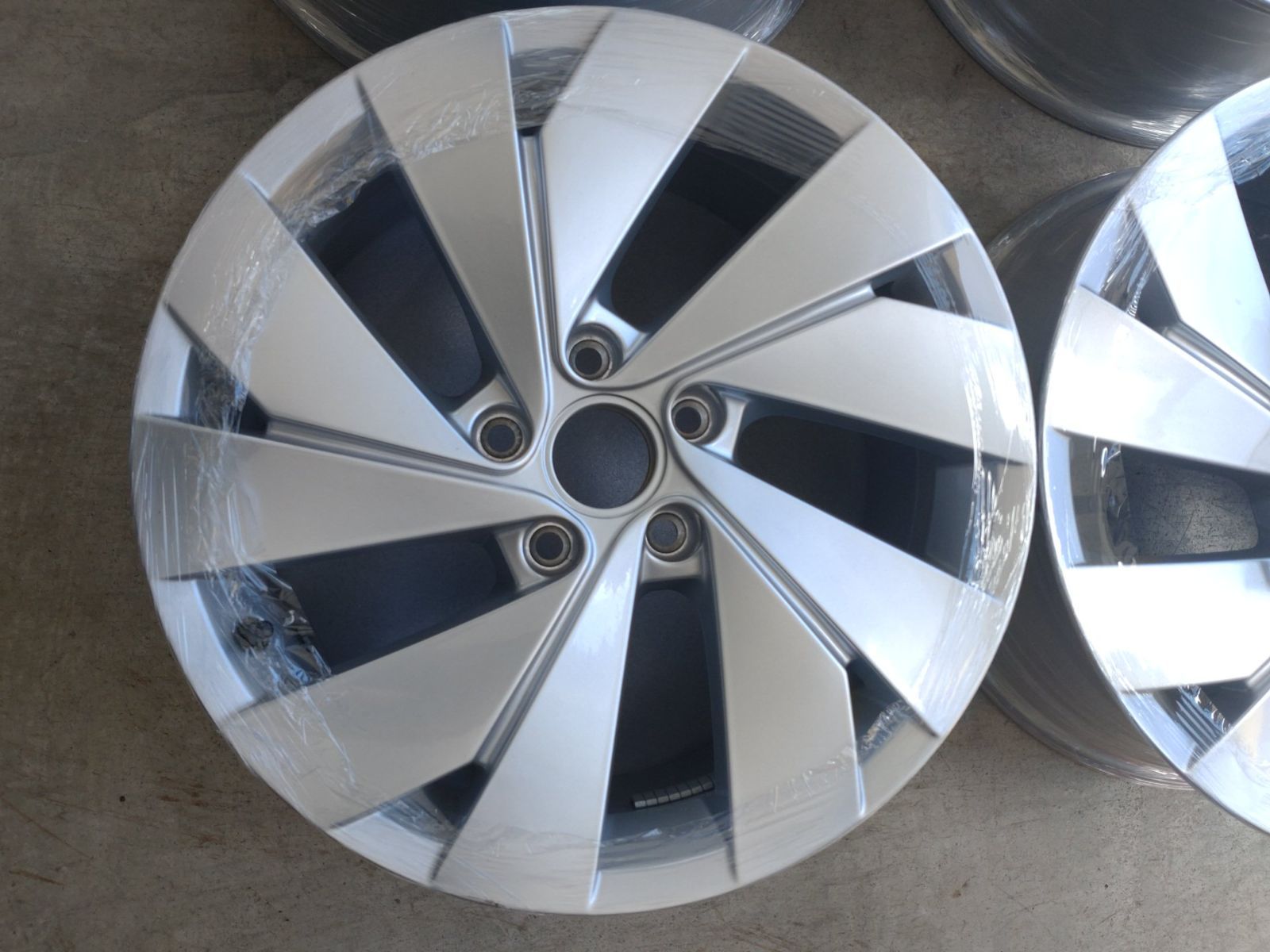 納車外し♪】VW フォルクスワーゲン ゴルフ8 純正 アルミホイール 17