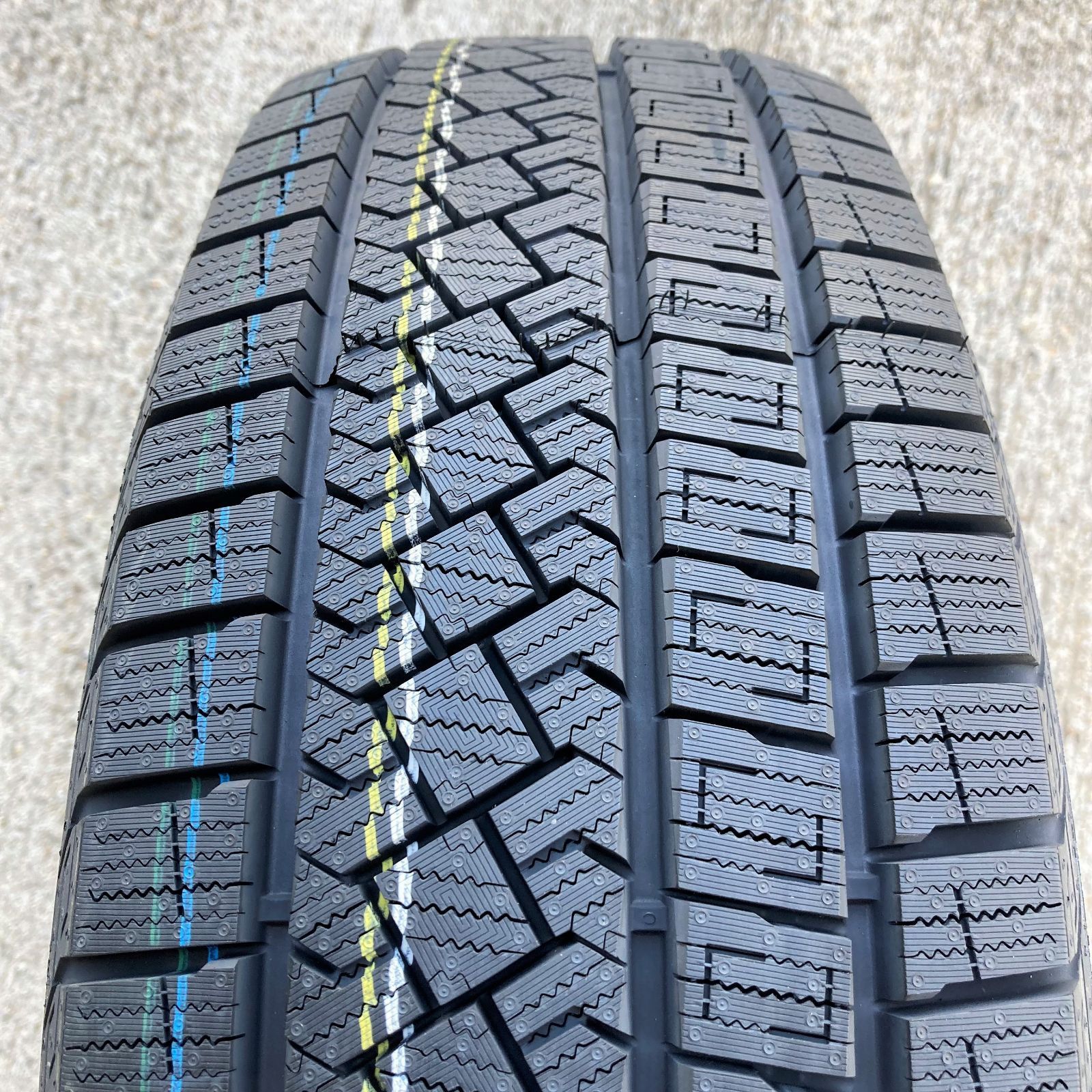 新品 ピレリ アイスゼロアシンメトリコ 205/65R16 スタッドレスタイヤ 
