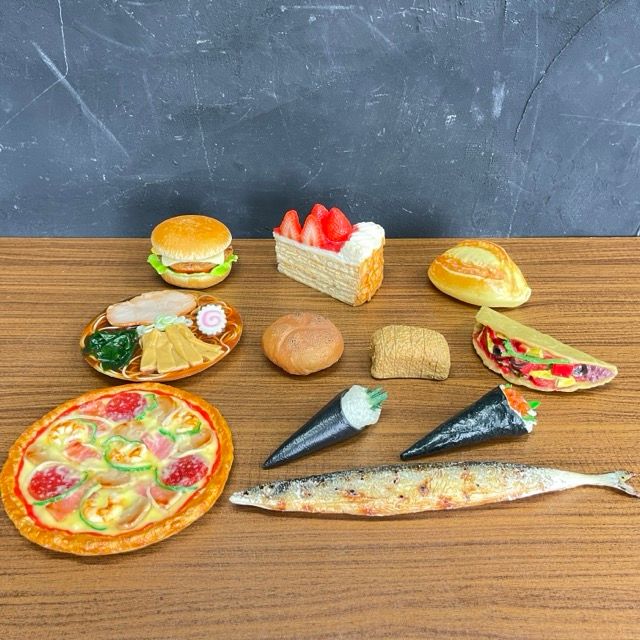 食品サンプル 11点 ハンバーガー ショートケーキ ピザ ラーメン 秋刀魚 パン 手巻き いくら 胡瓜 | 514204