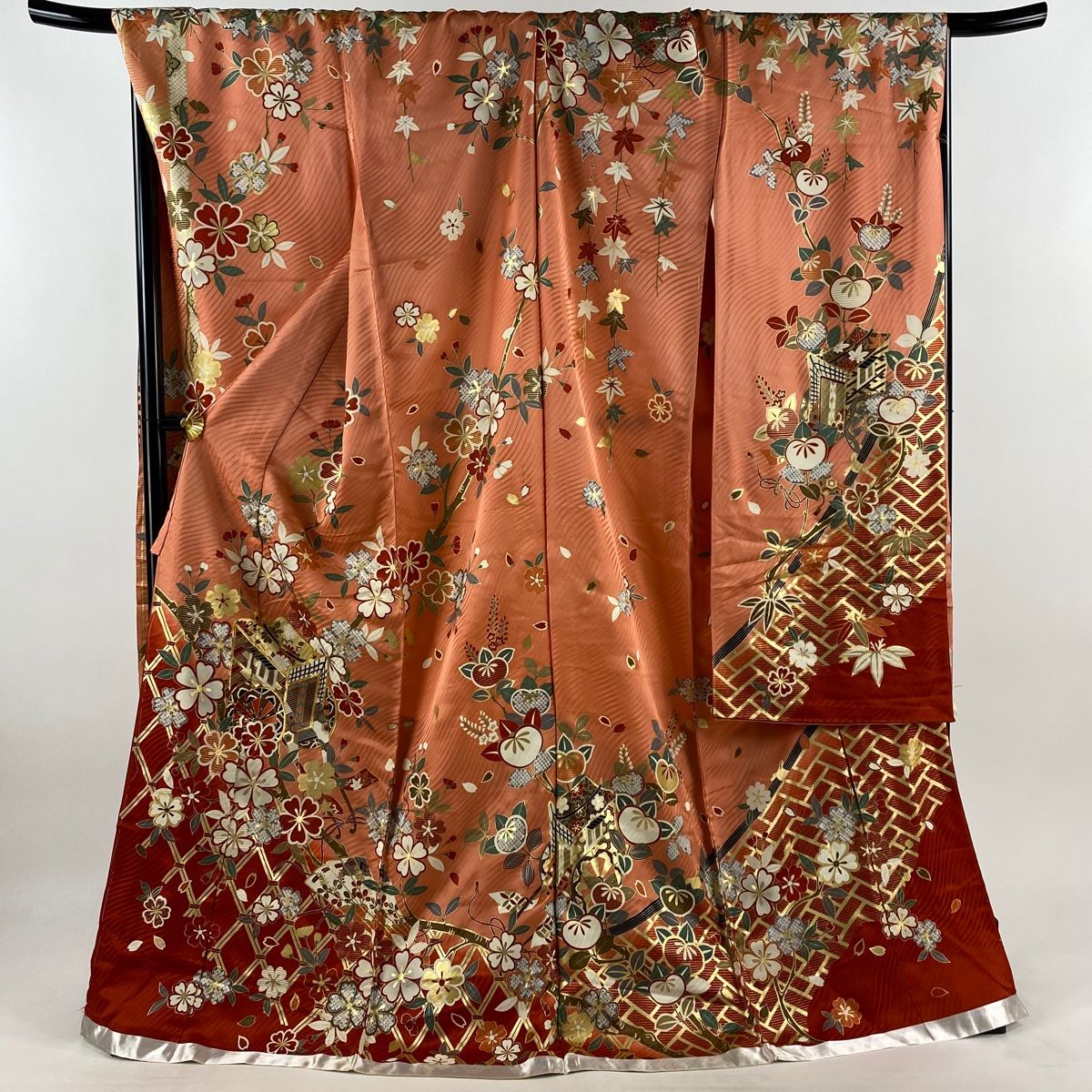 金彩　屋敷に草花模様振袖/裄68丈162 サーモンピンク　クリーム　c46 付下げ 身丈162cm 裄丈66cm M 袷 花籠 菊 ぼかし サーモンピンク