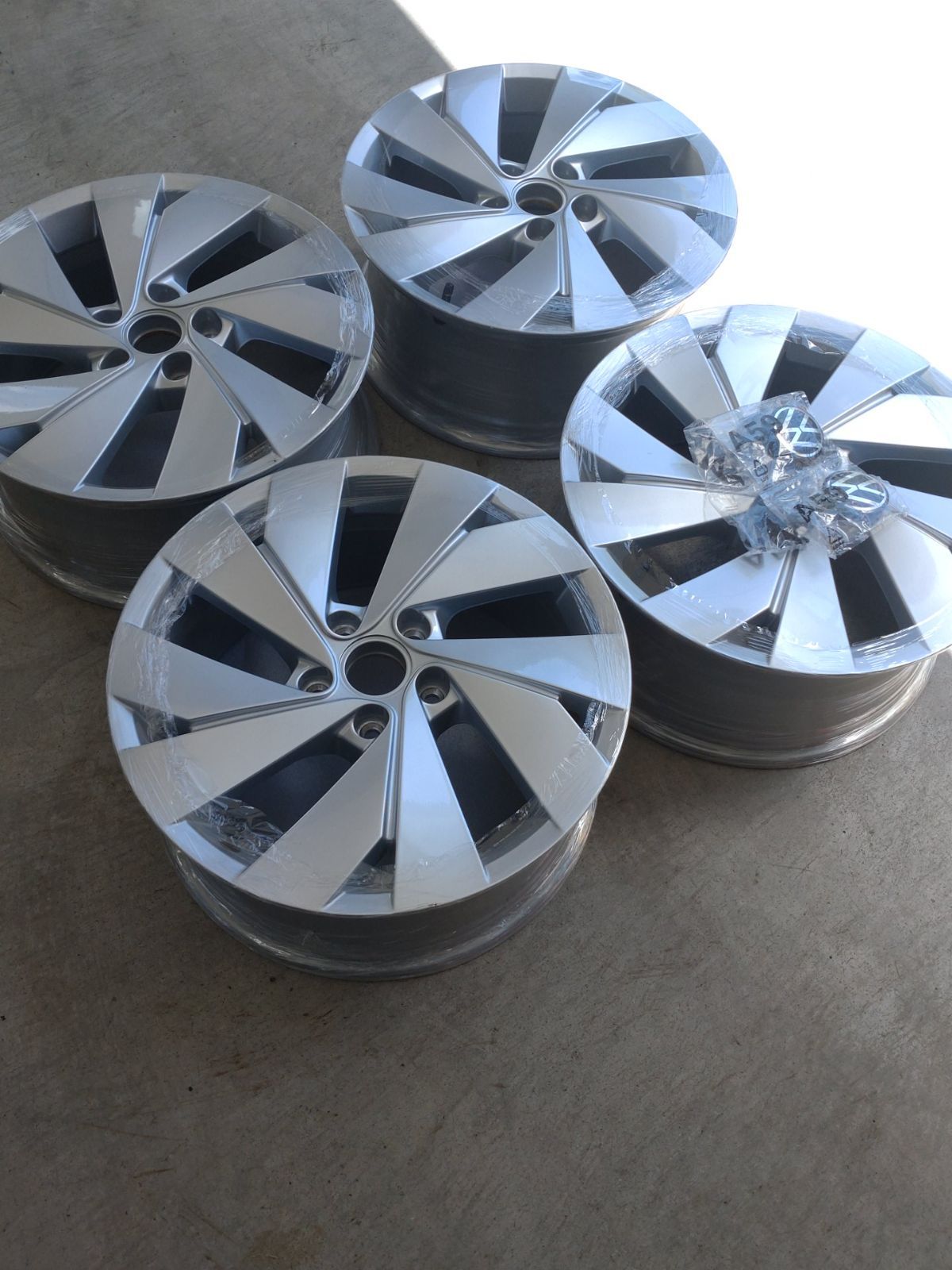 納車外し♪】VW フォルクスワーゲン ゴルフ8 純正 アルミホイール 17