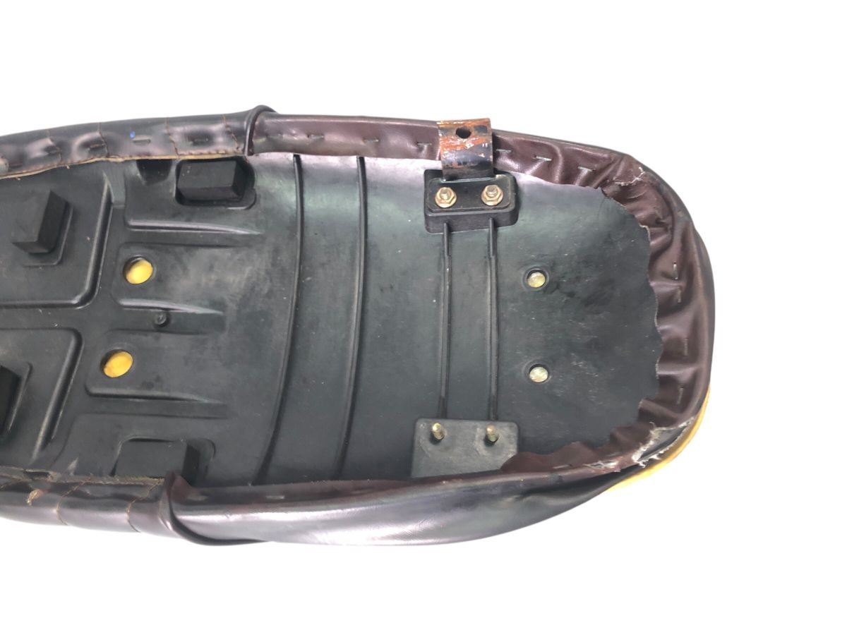 YB125SP 社外品 シート 白ステッチ YB125SP：カスタム タックロールシート ver.1 ホワイト
