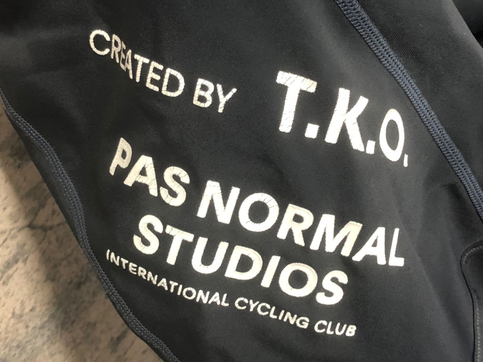 JD866 パスノーマルスタジオ PAS NORMAL STUDIOS T.K.O. ビブ