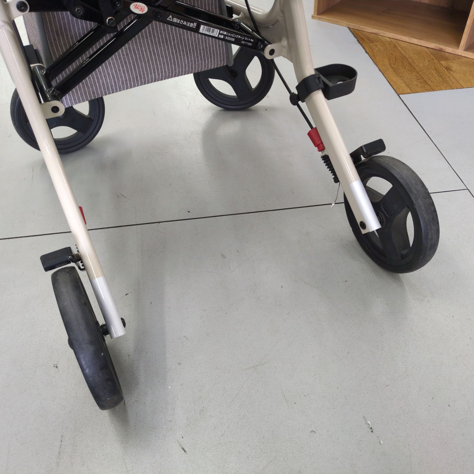 期間限定の特別値下げ！ J569 ☆多少使用感☆安寿☆歩行車ショッピング