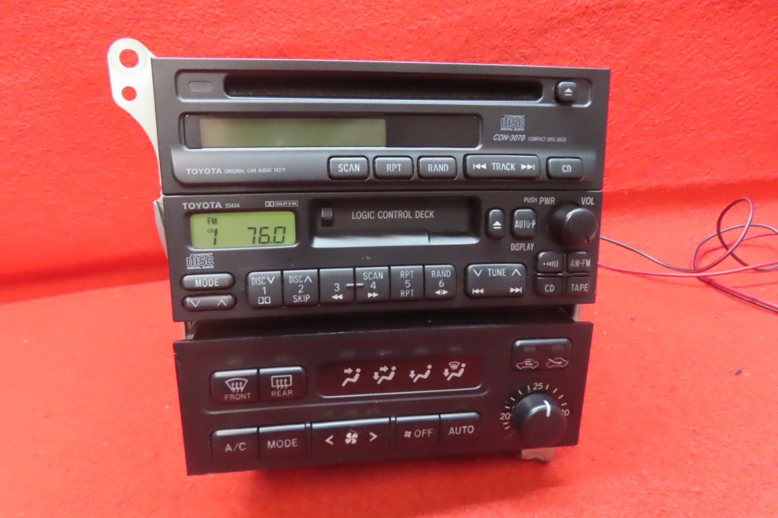 ＊CS2138＊トヨタ純正 CDN-3070 プレーヤー デッキ カーオーディオ エアコンスイッチ カセットテープ再生OK 本体のみ