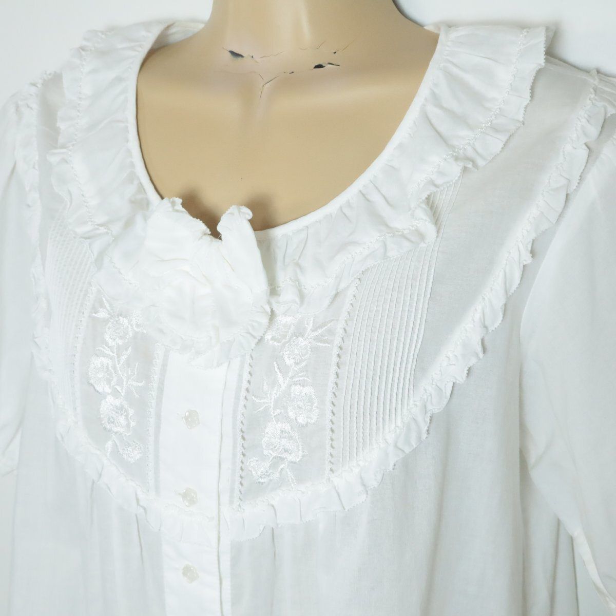 PINK HOUSE - 【美品定価18,000円】ピンクハウス★春カタログ掲載品 キュートな刺しゅうのローンブラウス サイズM リボン&フリル襟♪白系 z9352s 美品定価18,000円】ピンクハウス☆春カタログ掲載品 キュートな