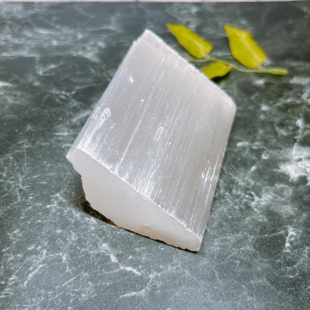 郵送買取 新品5台以上送料無料キャンペーン中!! E13830】セレナイト 繊維石膏 原石 鉱物 天然石 サティンスパー 研究・実験用薬品