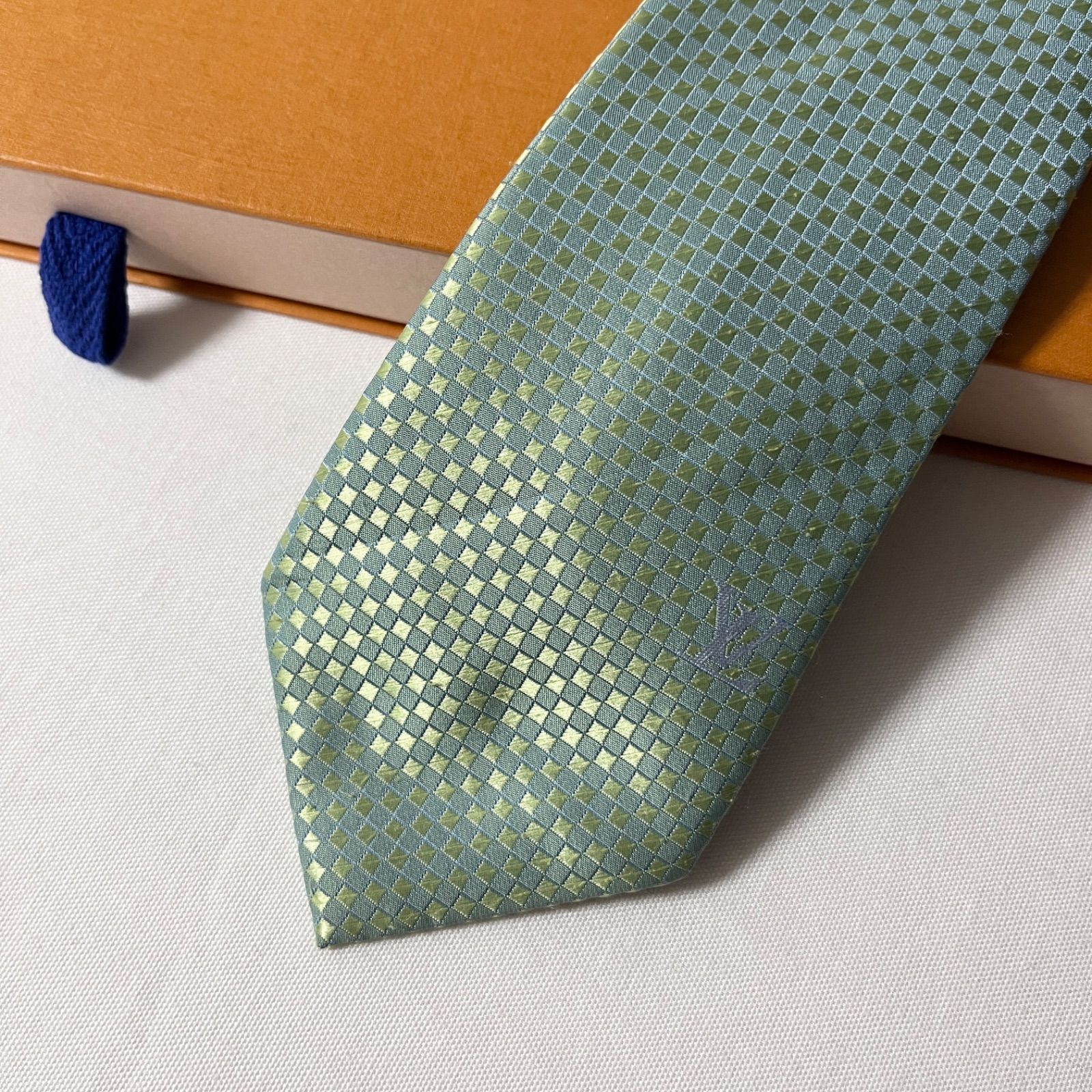 美品 ヴィトン LVロゴ ネクタイ シルク グリーン LOUIS VUITTON 新品同様 LOUIS VUITTON ルイ・ヴィトン ネクタイ NIGO コラボ