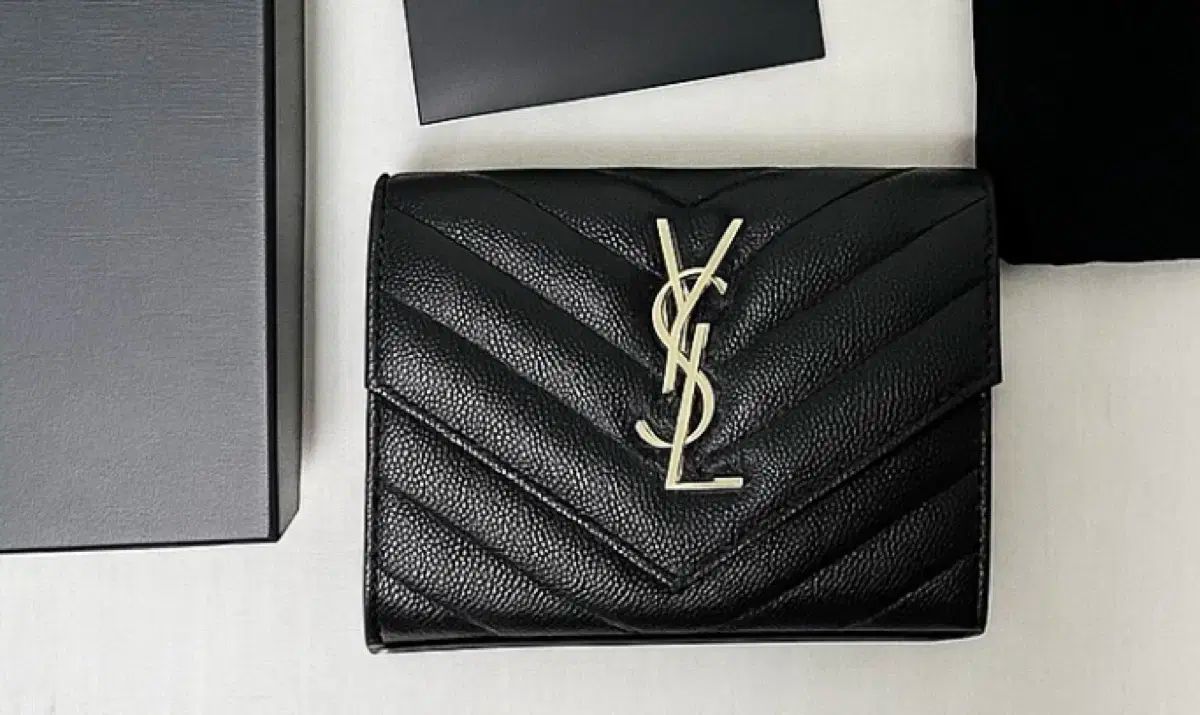 YVES SAINT LAURENT イヴ サンローラン マトラッセ エンベロープ 二つ折り財布 シルバー金具